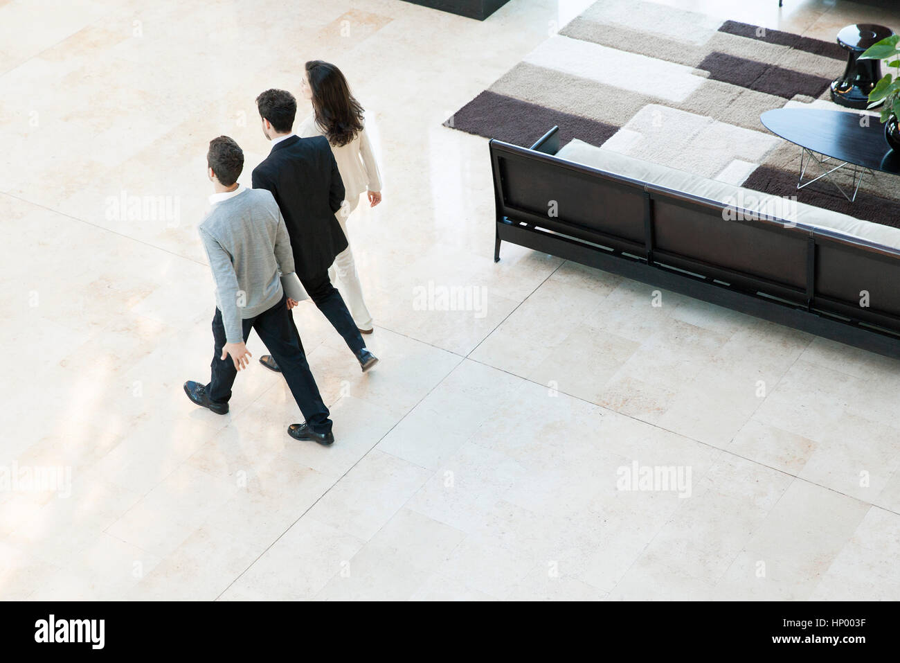 Business Associates camminare insieme nella lobby di office Foto Stock