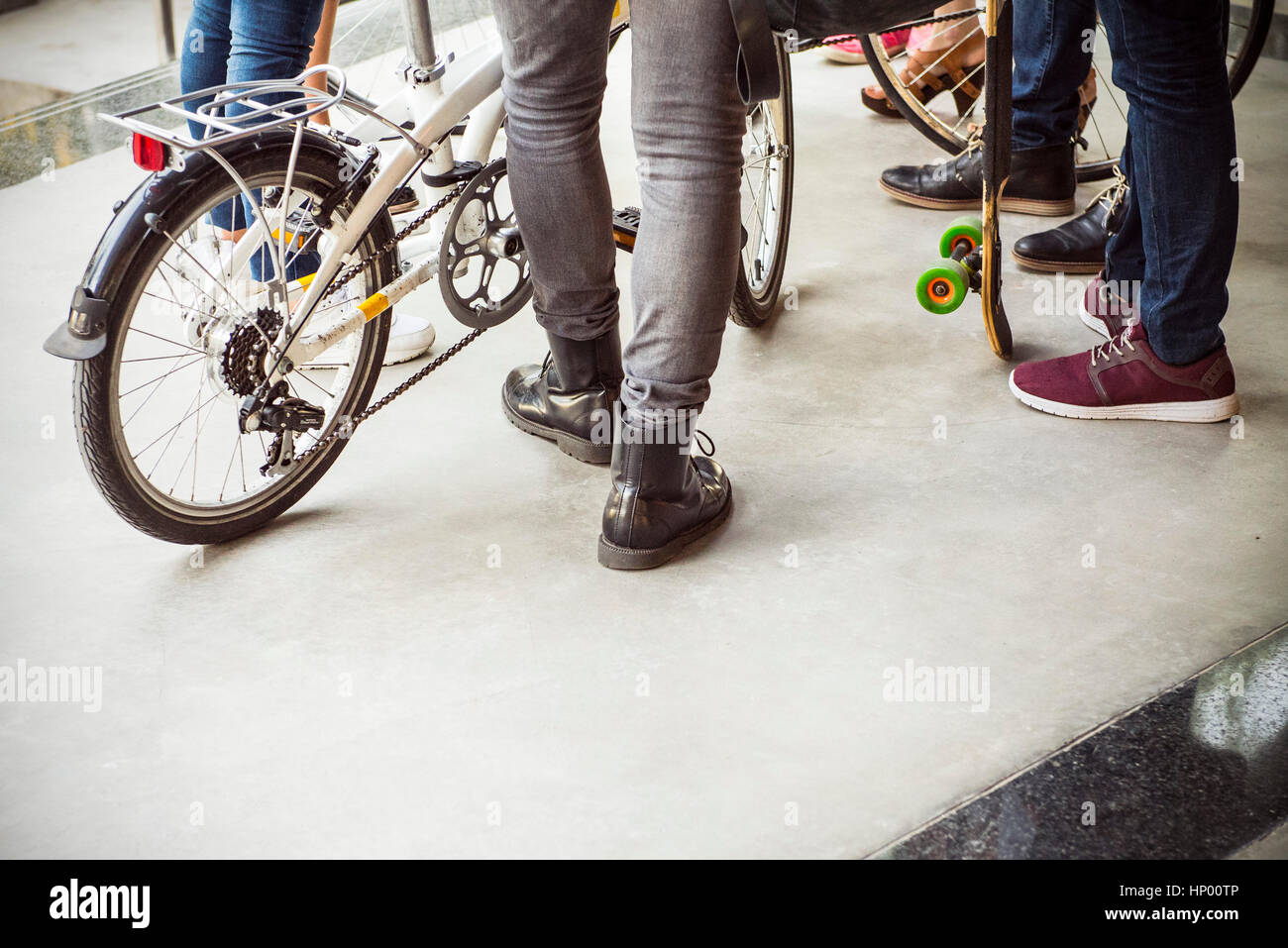 Gli studenti universitari in piedi insieme, sezione bassa Foto Stock