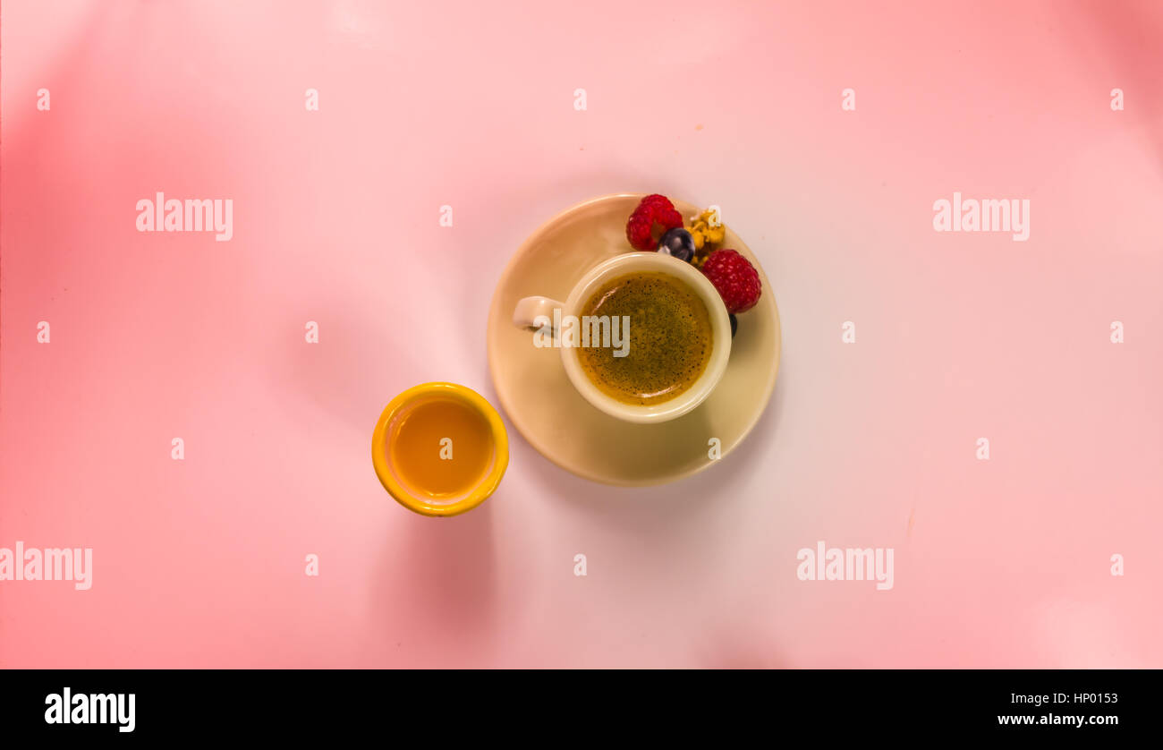 Nero caffè in una tazza di panna con rasberry e succo di arancia dolce impostato Foto Stock