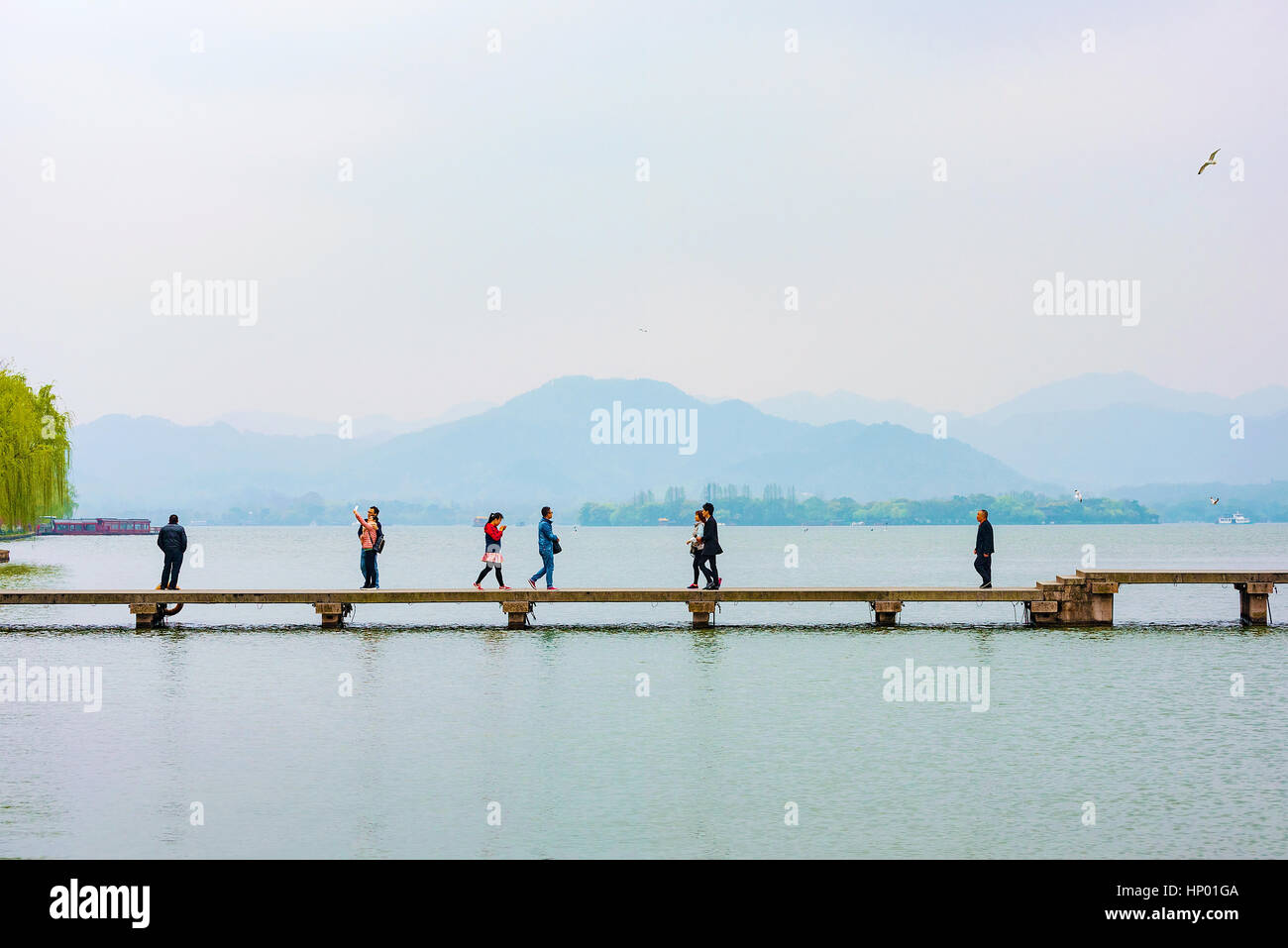 HANGZHOU, Cina - 23 marzo: Il popolo cinese a piedi lungo un sentiero sulla Hangzhou West Lake nel pomeriggio il 23 marzo 2016 in Hangzhou. Foto Stock