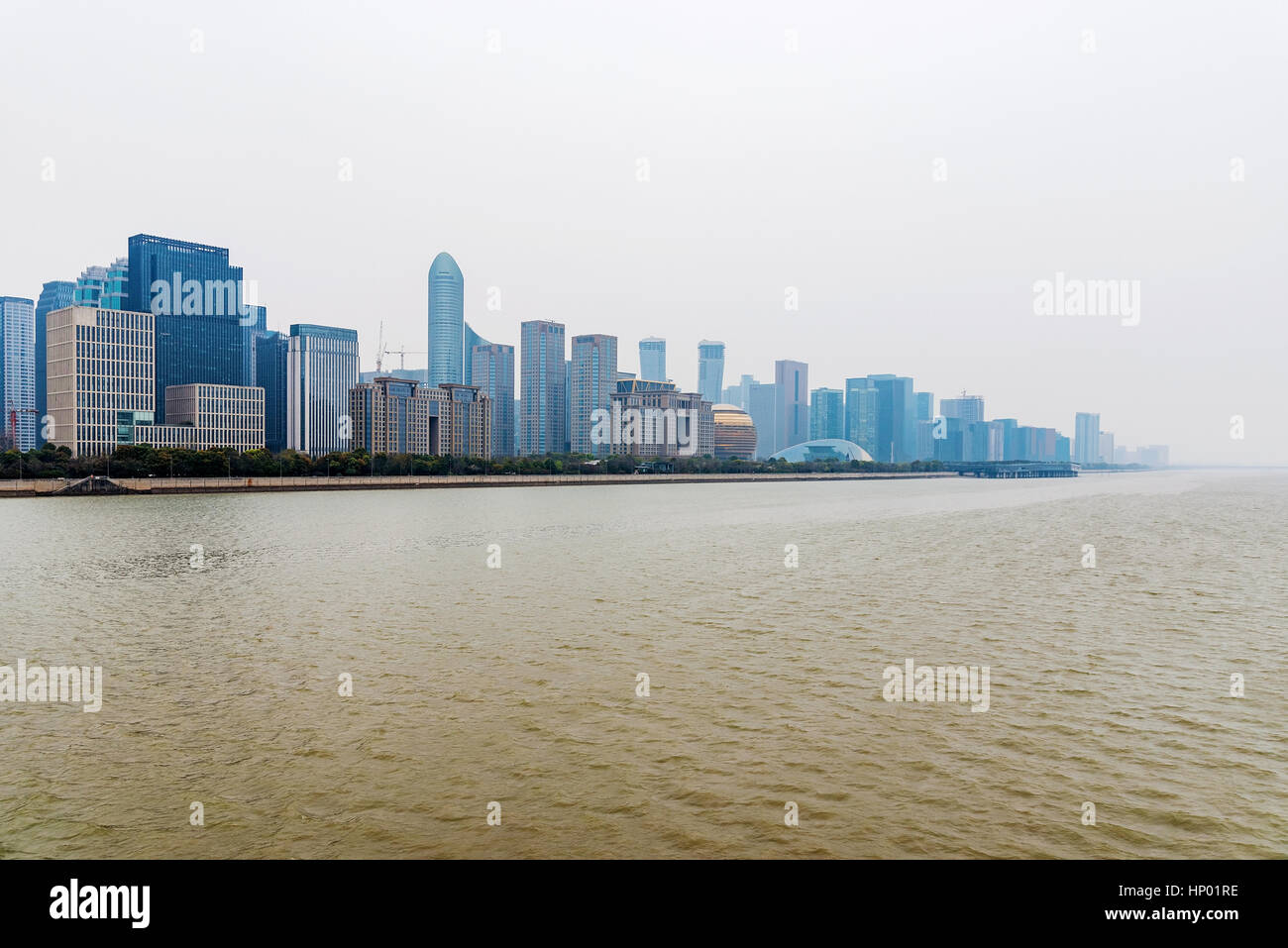 Hangzhou Fiume Qiantang e il quartiere finanziario su un nebbioso giorno Foto Stock
