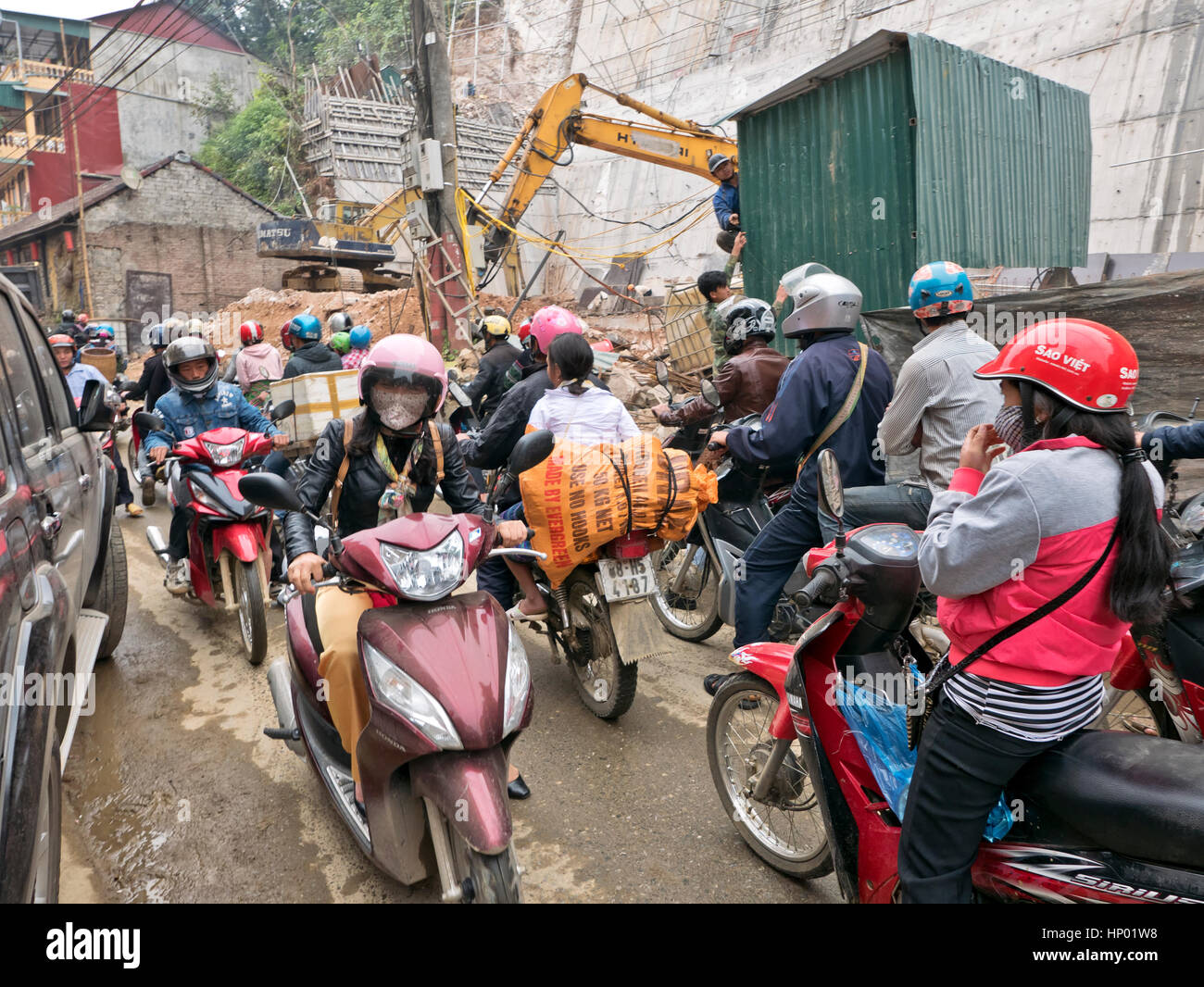 Persone a cavallo scooter e moto, indossare i caschi & abbigliamento protettivo, città street, automobile parcheggiata, congestione del traffico di veicoli. Foto Stock