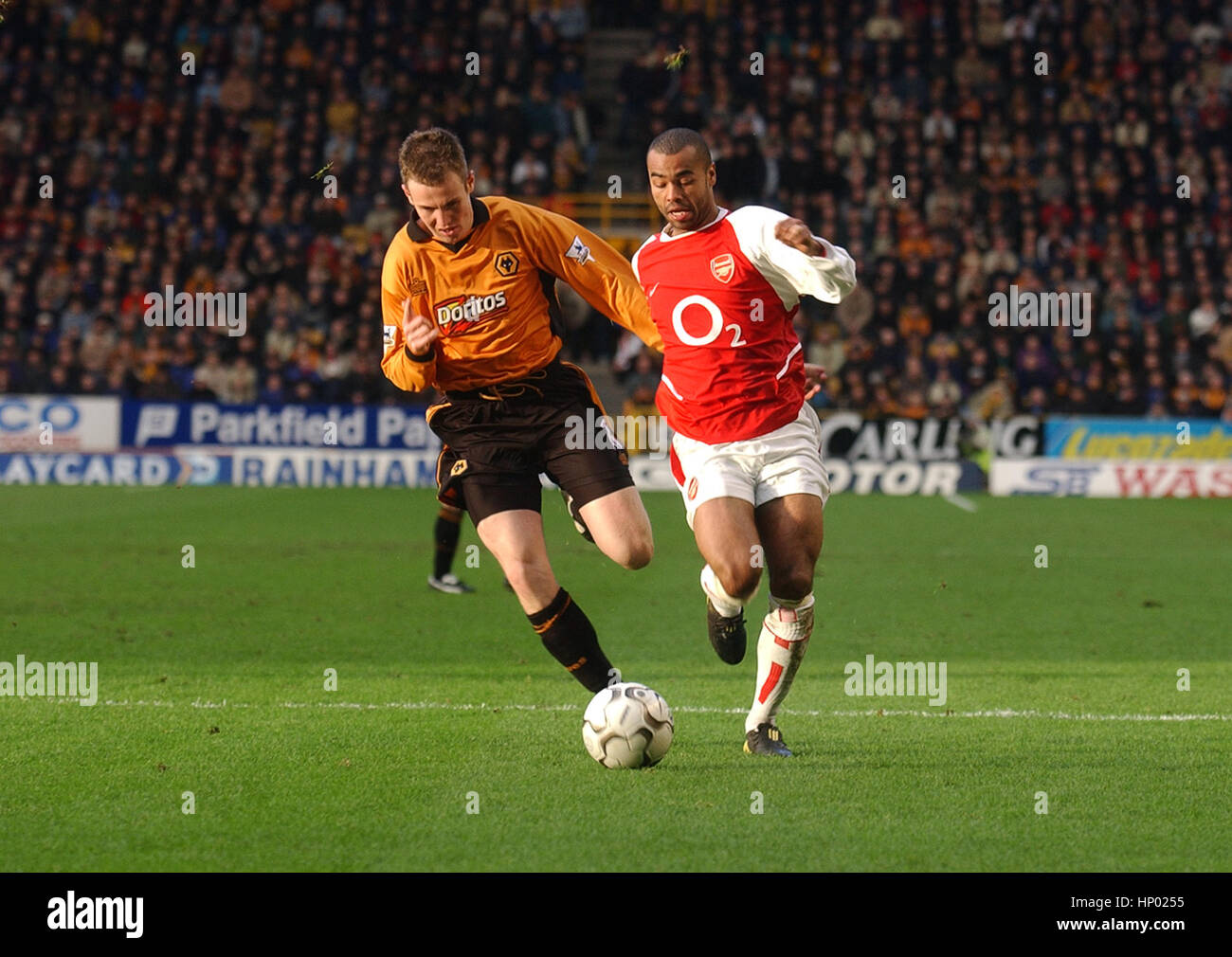 Kenny Miller e Ashley Cole Wolverhampton Wanderers v Arsenal 2004 Foto Stock