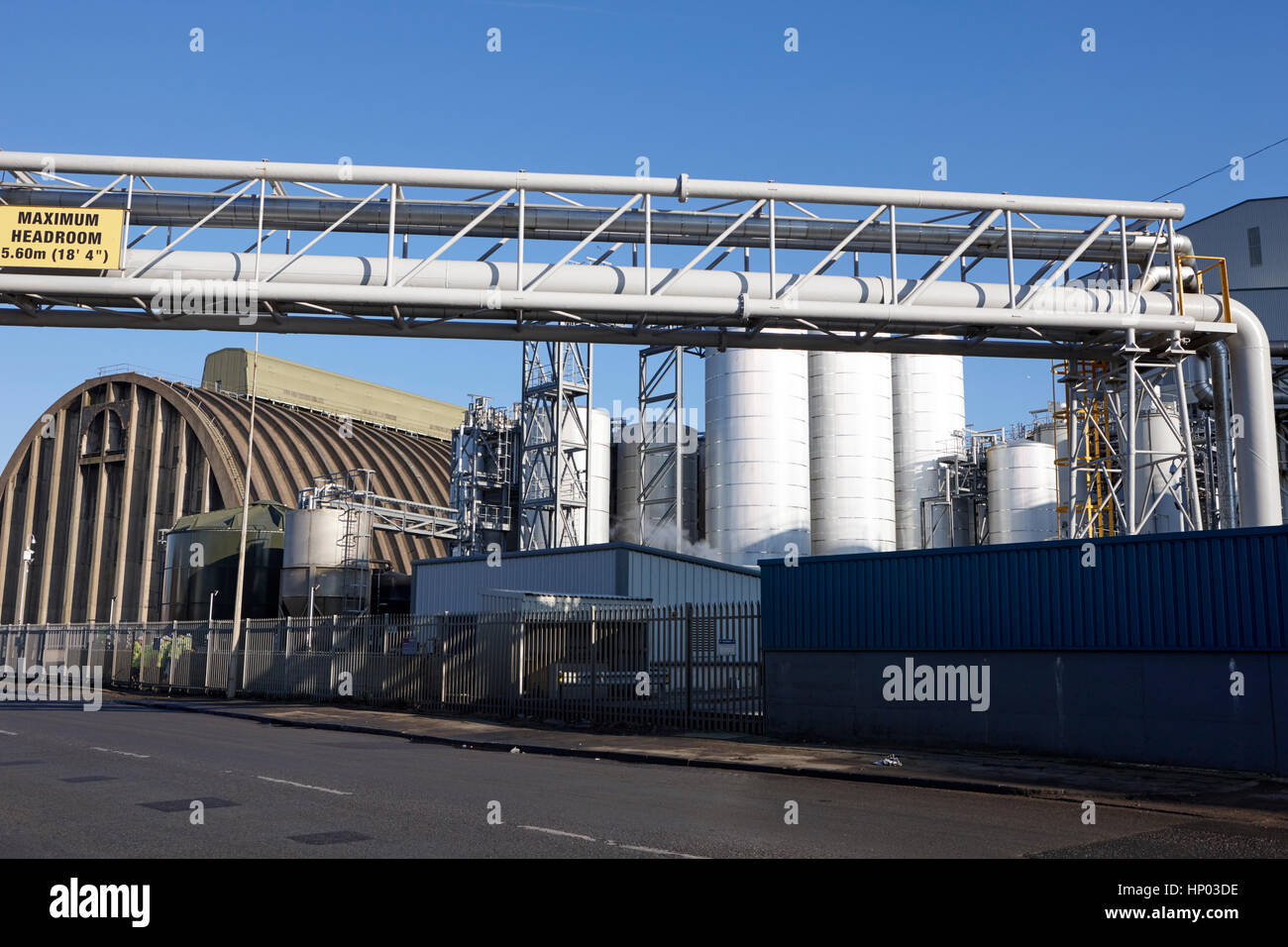Strada di overhead gantry limitato spazio di crescita e ex Tate and Lyle Dock Liverpool Regno Unito Foto Stock