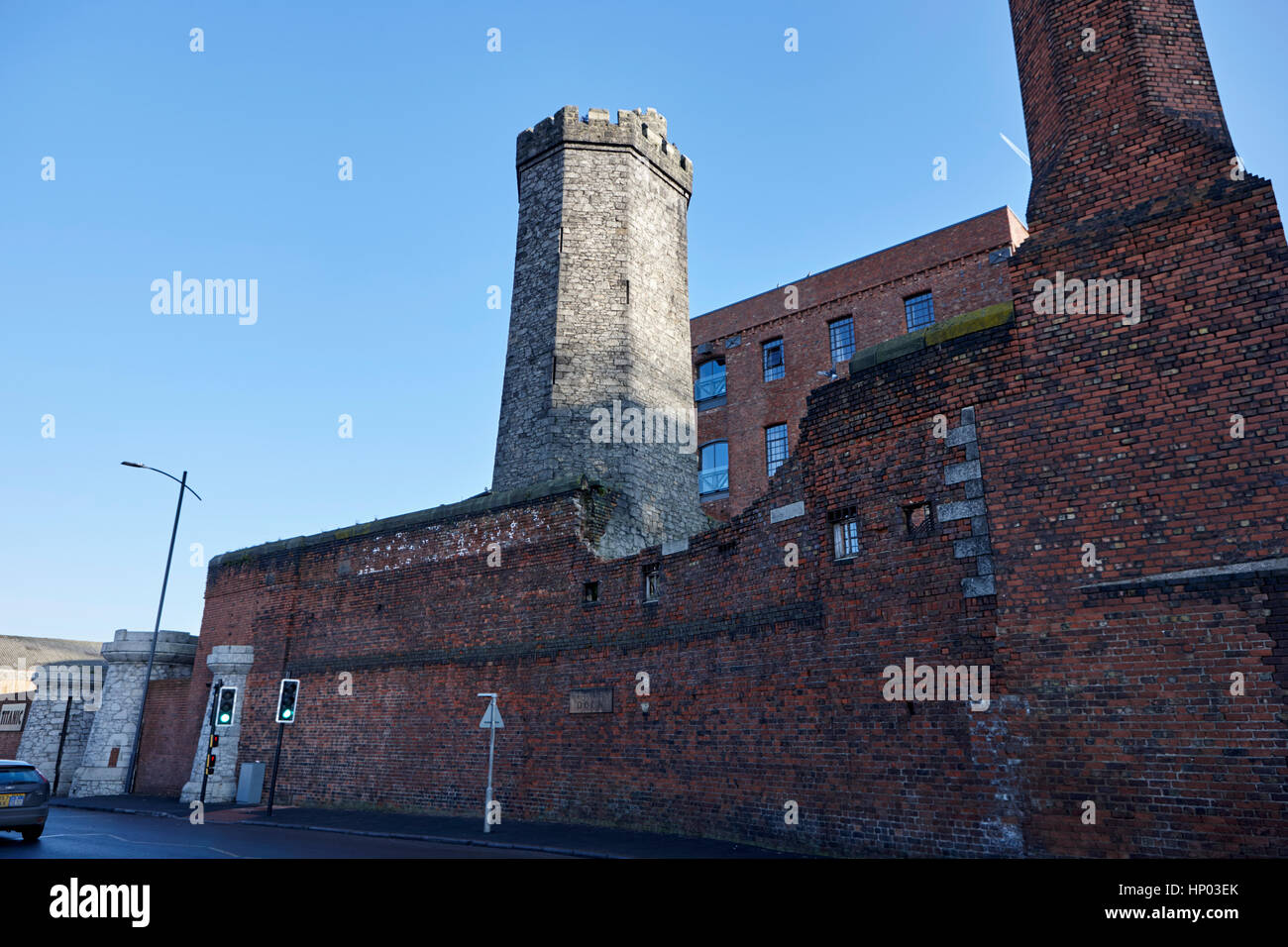 Stanley dock pareti in mattoni rossi e pietra di granito a torre titanic hotel Liverpool Regno Unito Foto Stock