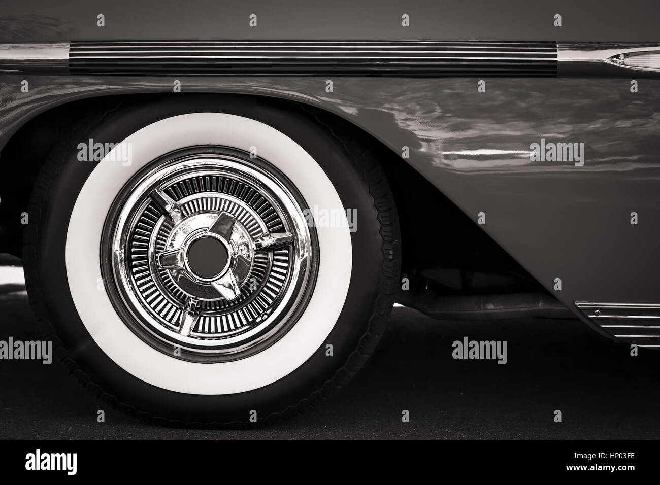 Il muro bianco di pneumatici di un classico americano auto da anni cinquanta. Foto Stock