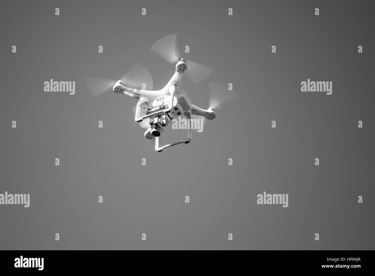 Quadcopter bianco, compatto drone controllato dal telecomando wireless, foto in bianco e nero Foto Stock