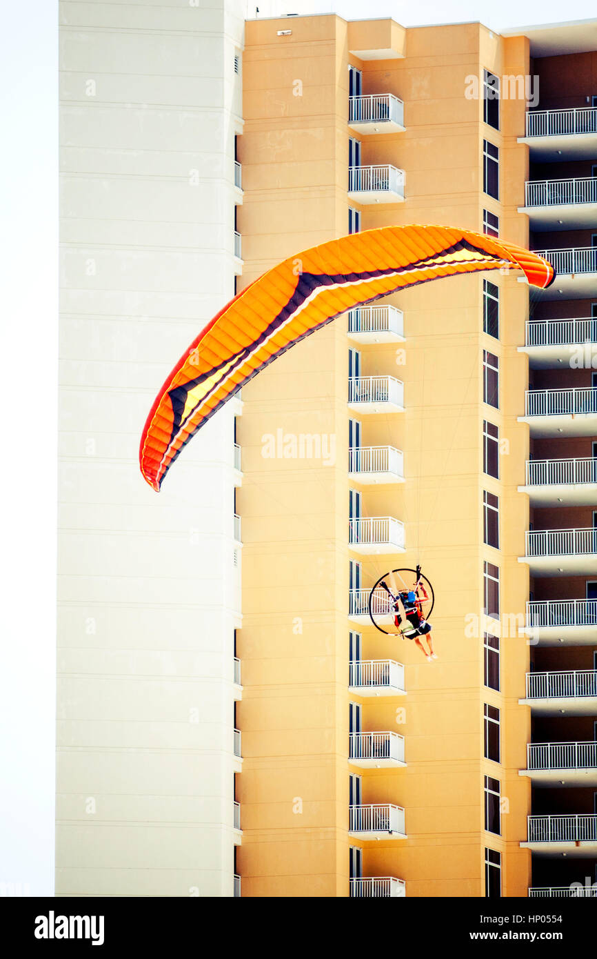 Parapendio attorno alla terra in spiaggia. Foto Stock