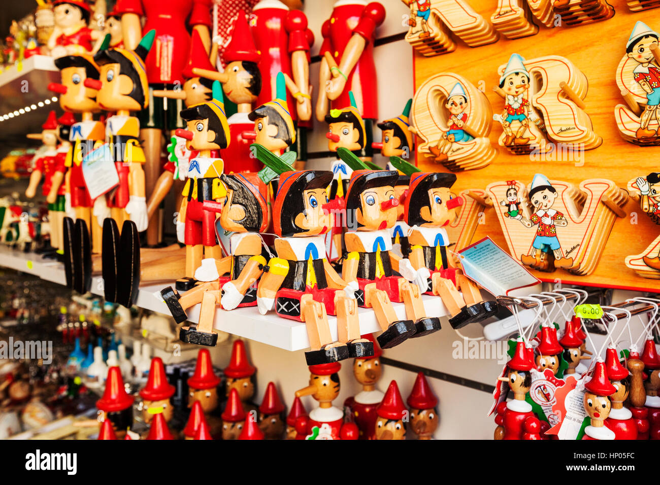 Pinocchio burattino souvenir in legno in Toscana shop, Italia Foto Stock