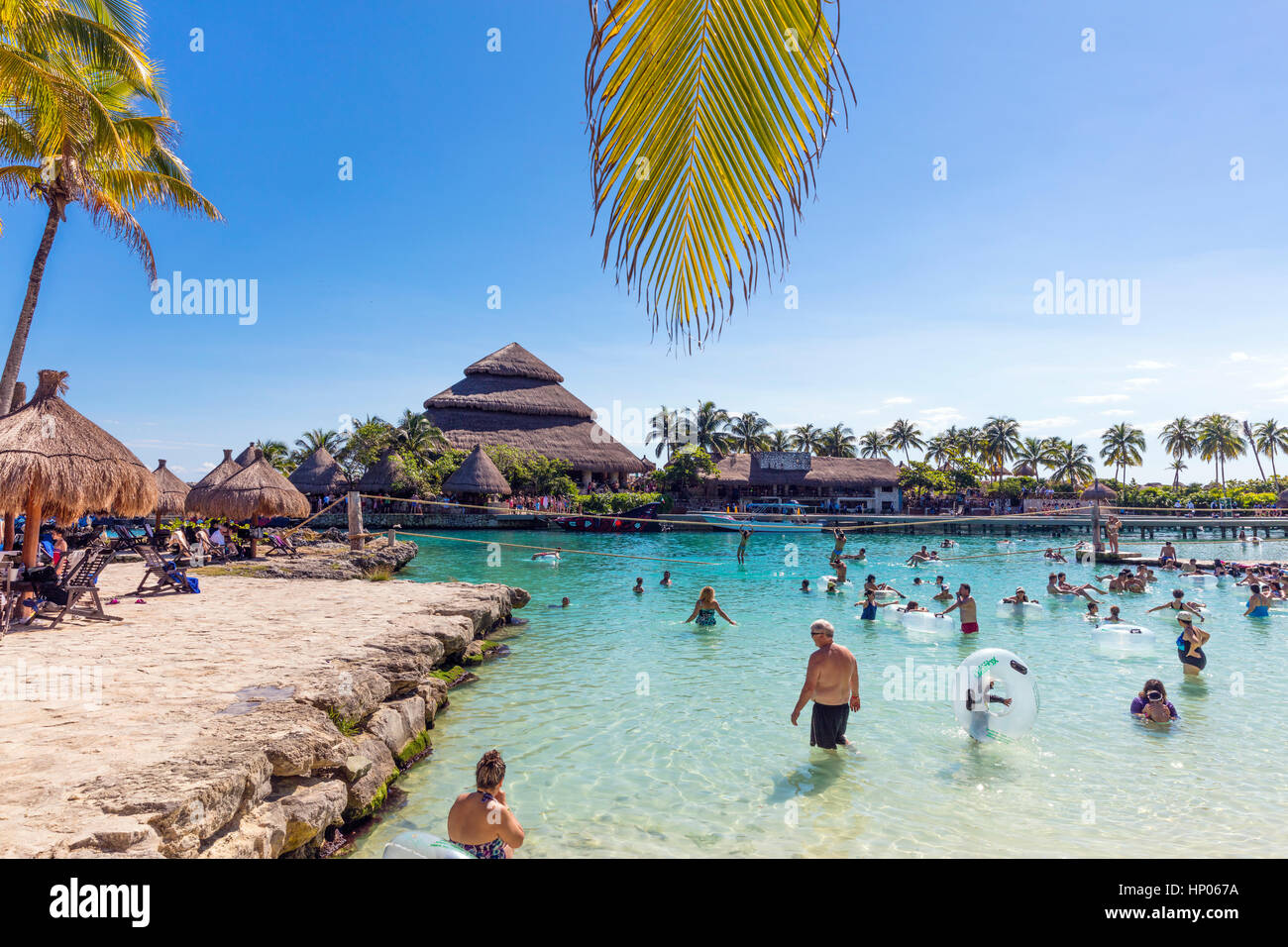 Stock Photo - turisti nuotare nella laguna tropicale a Xcaret eco park a Quintano Roo MEXICO Foto Stock