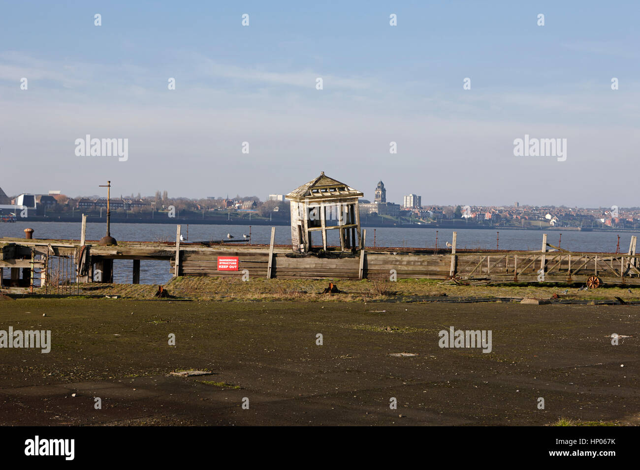 Vecchia capanna in legno su princes jetty ex capi di bestiame pontile Dock Liverpool Regno Unito Foto Stock