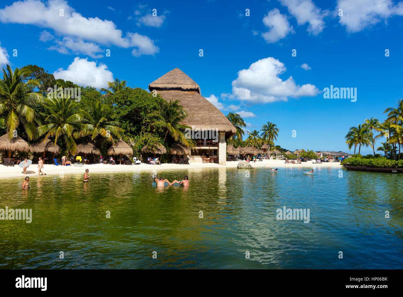 Stock Photo - turisti nuotare nella laguna tropicale a Xcaret eco park a Quintano Roo MEXICO Foto Stock