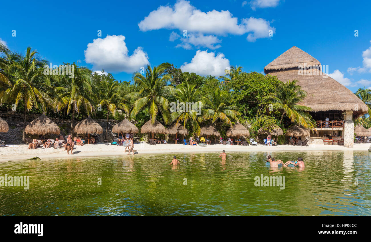 Stock Photo - turisti nuotare nella laguna tropicale a Xcaret eco park a Quintano Roo MEXICO Foto Stock