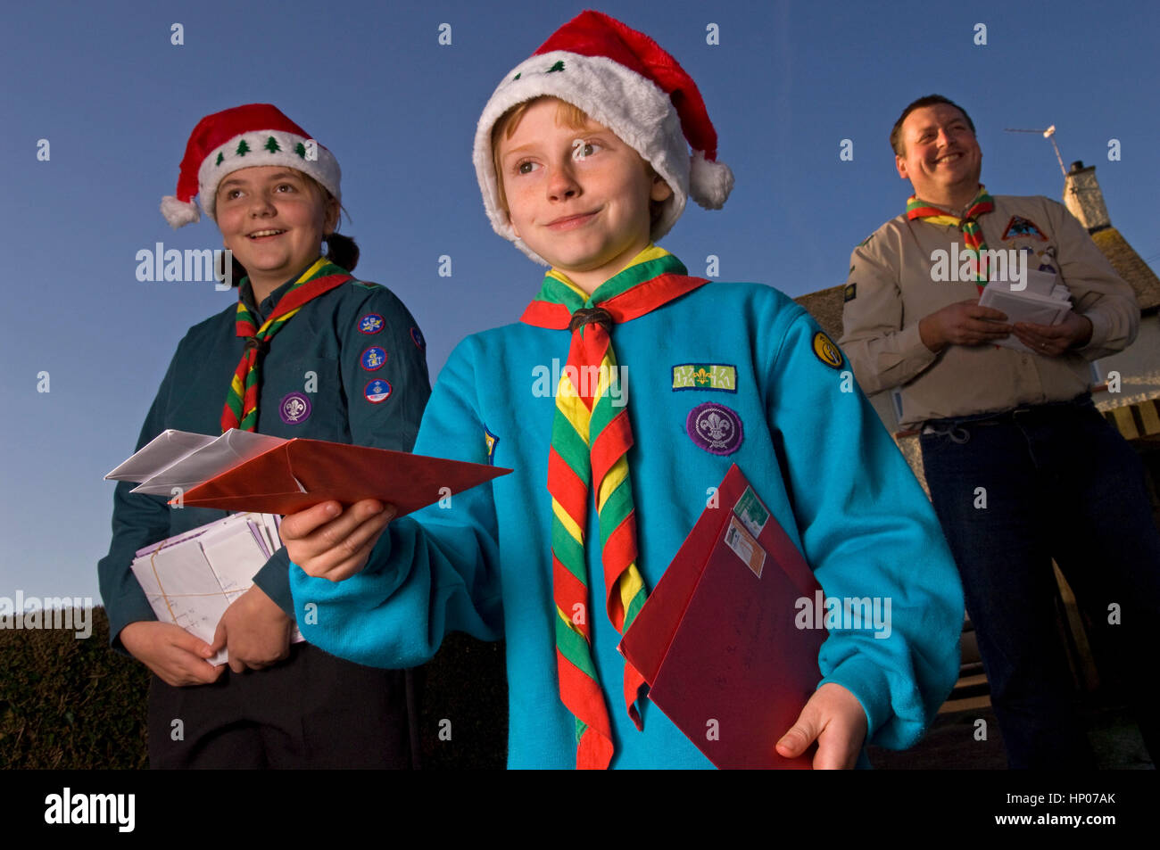 Scout Natale il recapito dei messaggi di posta a Newport, Wales, Regno  Unito, con scout Joshua & Aimee Williams e il padre e capo scout Lyn  Williams Foto stock - Alamy