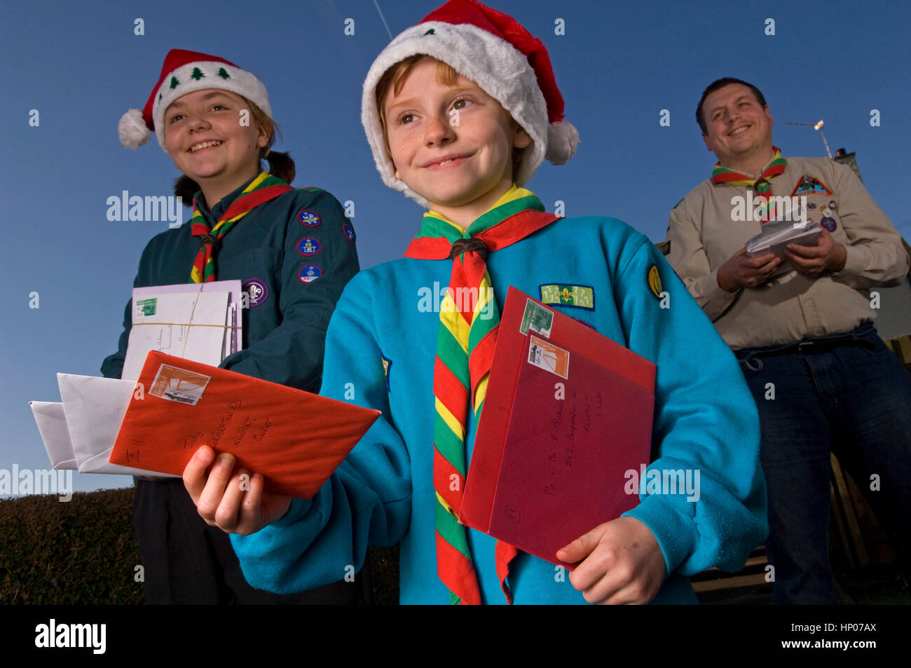 Scout Natale il recapito dei messaggi di posta a Newport, Wales, Regno Unito, con scout Joshua & Aimee Williams e il padre e capo scout Lyn Williams. Foto Stock