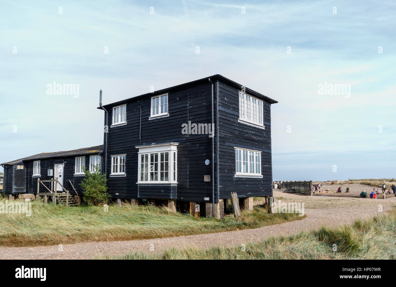 Tipico di legno nero clapboarded case in stile locale sulla costa a Walberswick, Suffolk Coastal District, Suffolk, East Anglia, REGNO UNITO Foto Stock