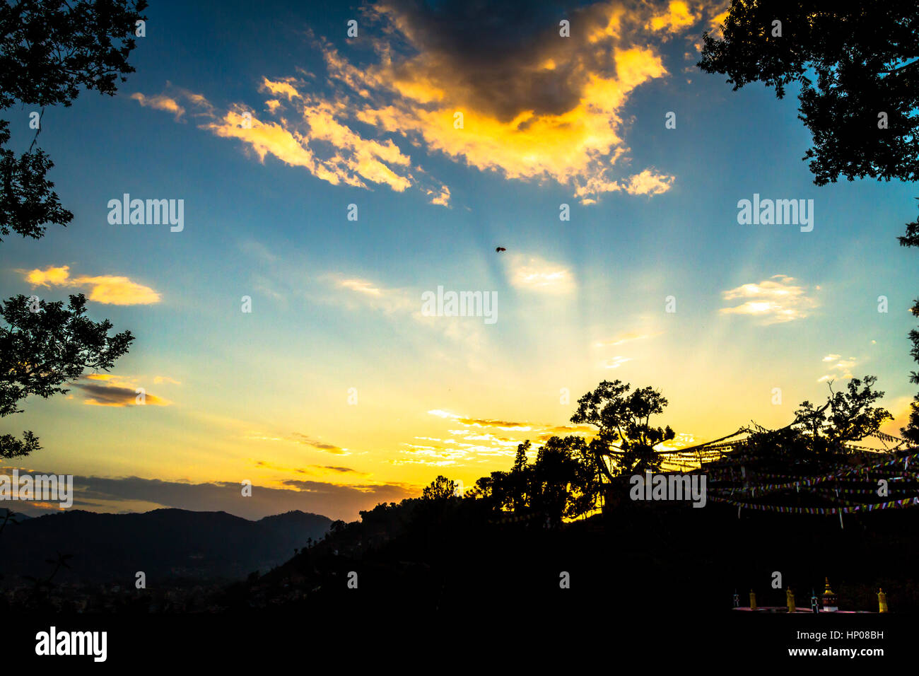 Bellissimo cielo con colori al tramonto del tempo,vista da Swayambhunath Stupa,Kathmandu, Nepal. Foto Stock