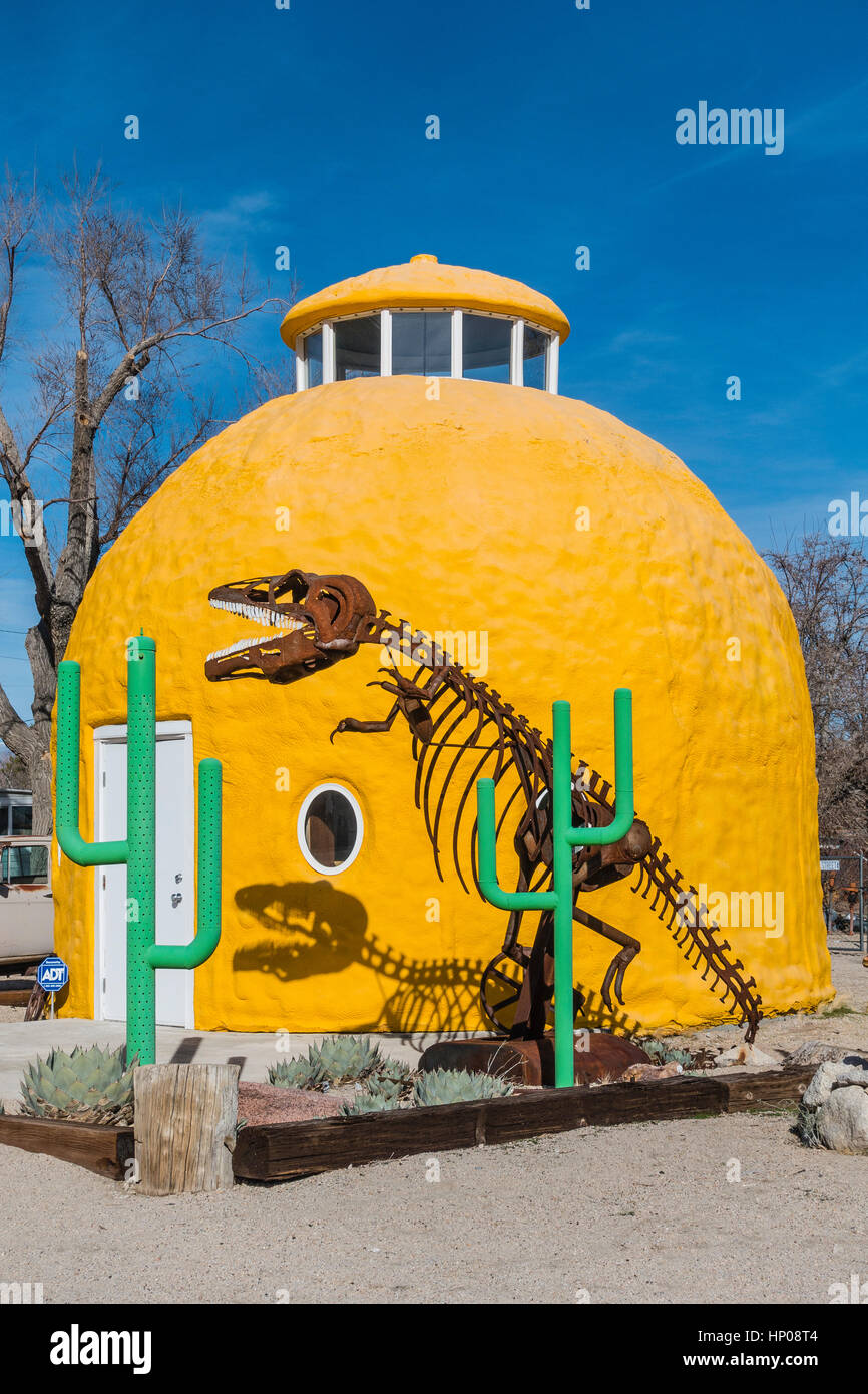 Una calotta gialla struttura con cactus verde sculture e un metallo Tyrannosaurus Rex getta un' ombra attraverso la cupola che sembra essere due della crea Foto Stock