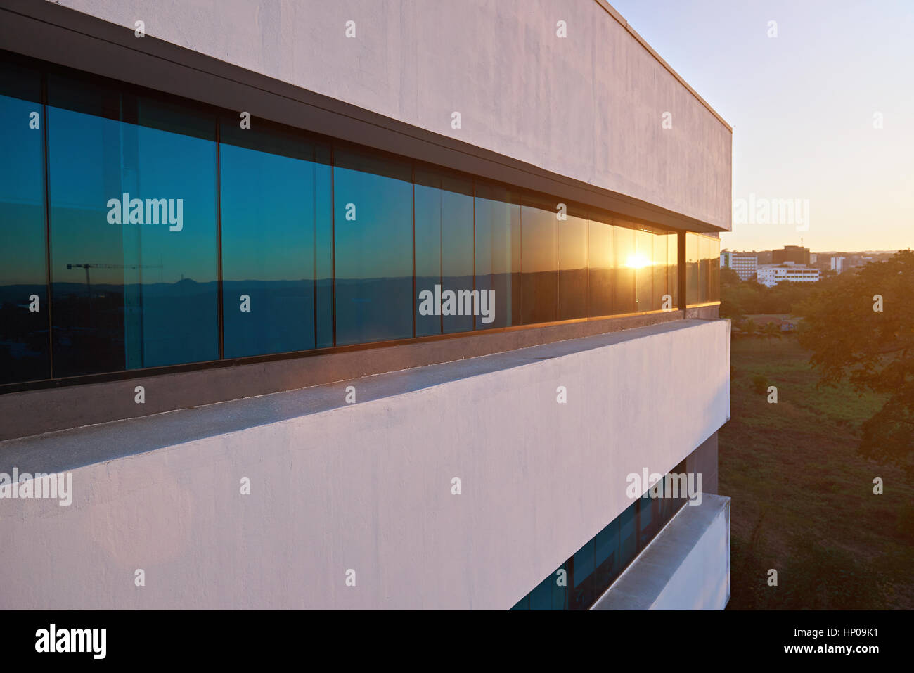 Windows in ufficio edificio che riflette la luce del tramonto Foto Stock