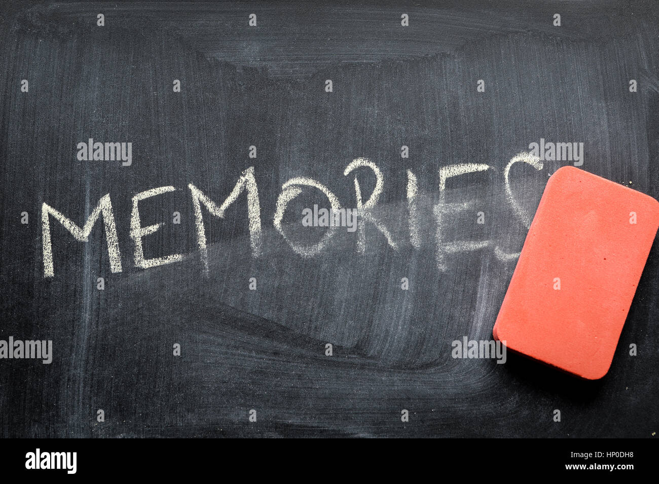Cancellazione di memorie, scritto a mano parola sulla lavagna cancellata concept Foto Stock