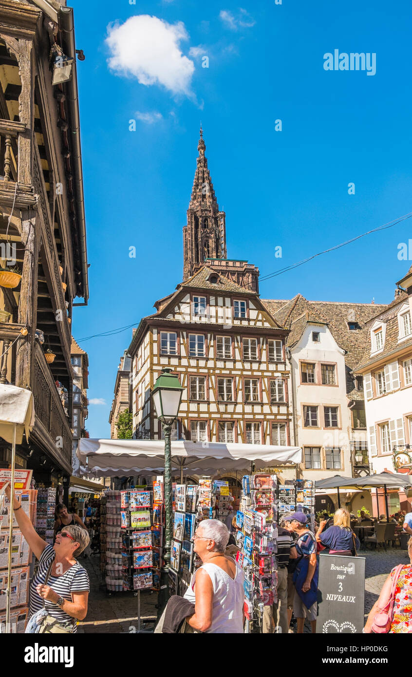 Scena di strada place du Marché Aux Cochons De Lait strasbourgs nel centro storico della città di Strasburgo,l'Alsazia, BAS-RHIN, Francia Foto Stock