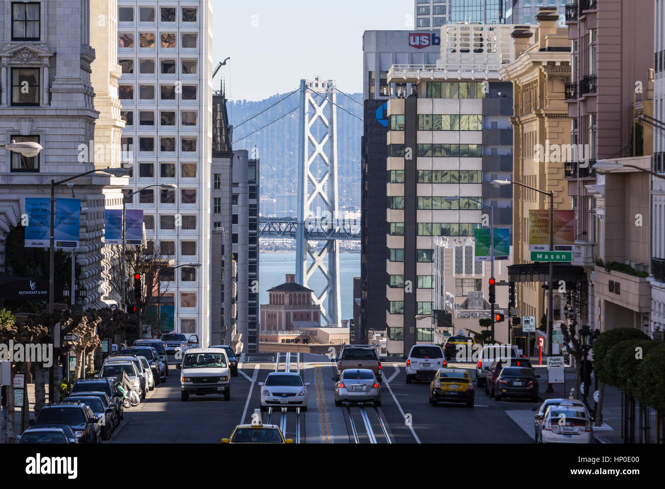 Vista editoriale di California Street di San Francisco con il Bay Bridge sfondo. Foto Stock