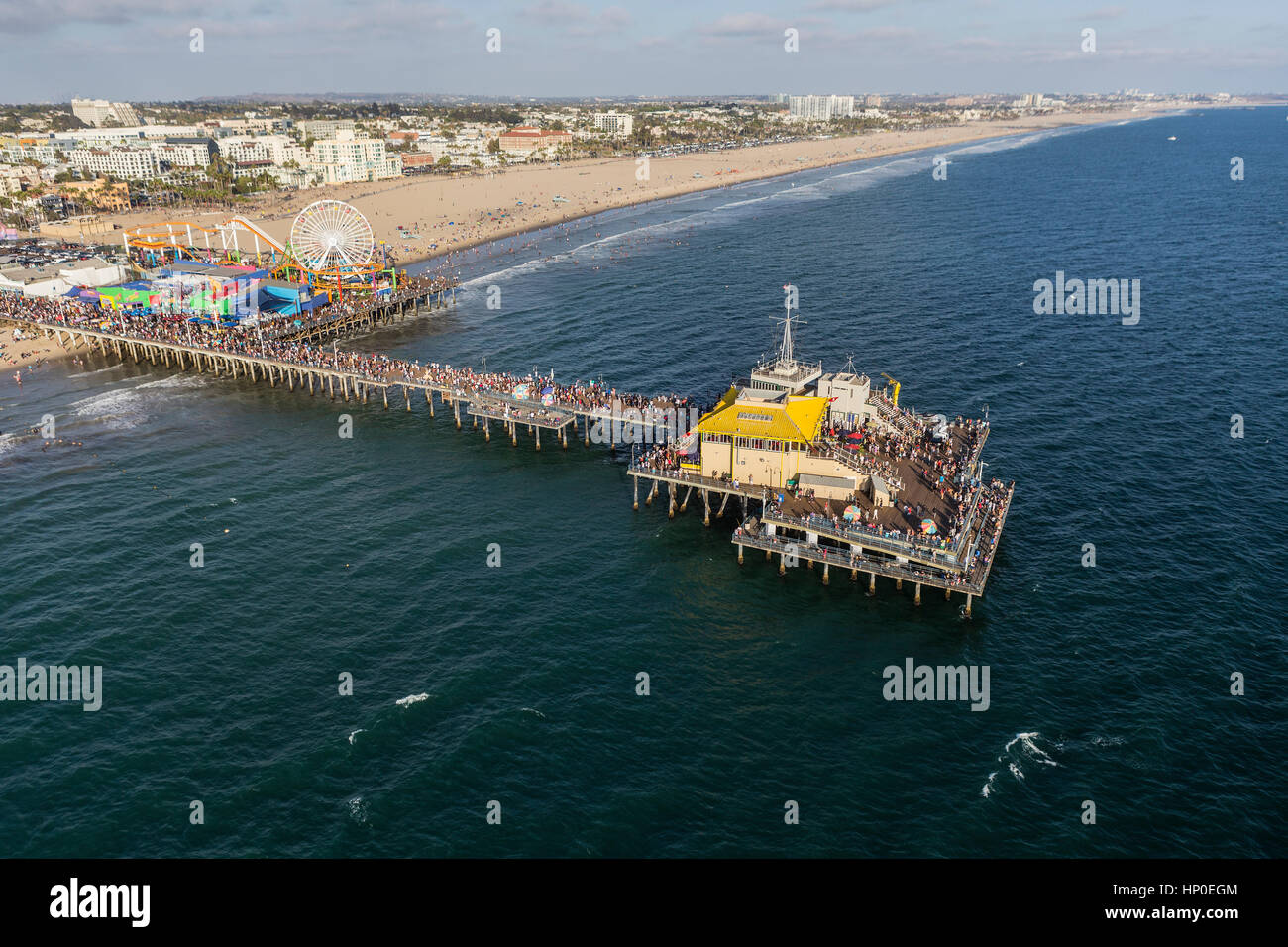 Santa Monica, California, Stati Uniti d'America - 6 Agosto 2016: antenna pomeriggio popolare di Santa Monica Pier e l'Oceano Pacifico vicino a Los Angeles. Foto Stock