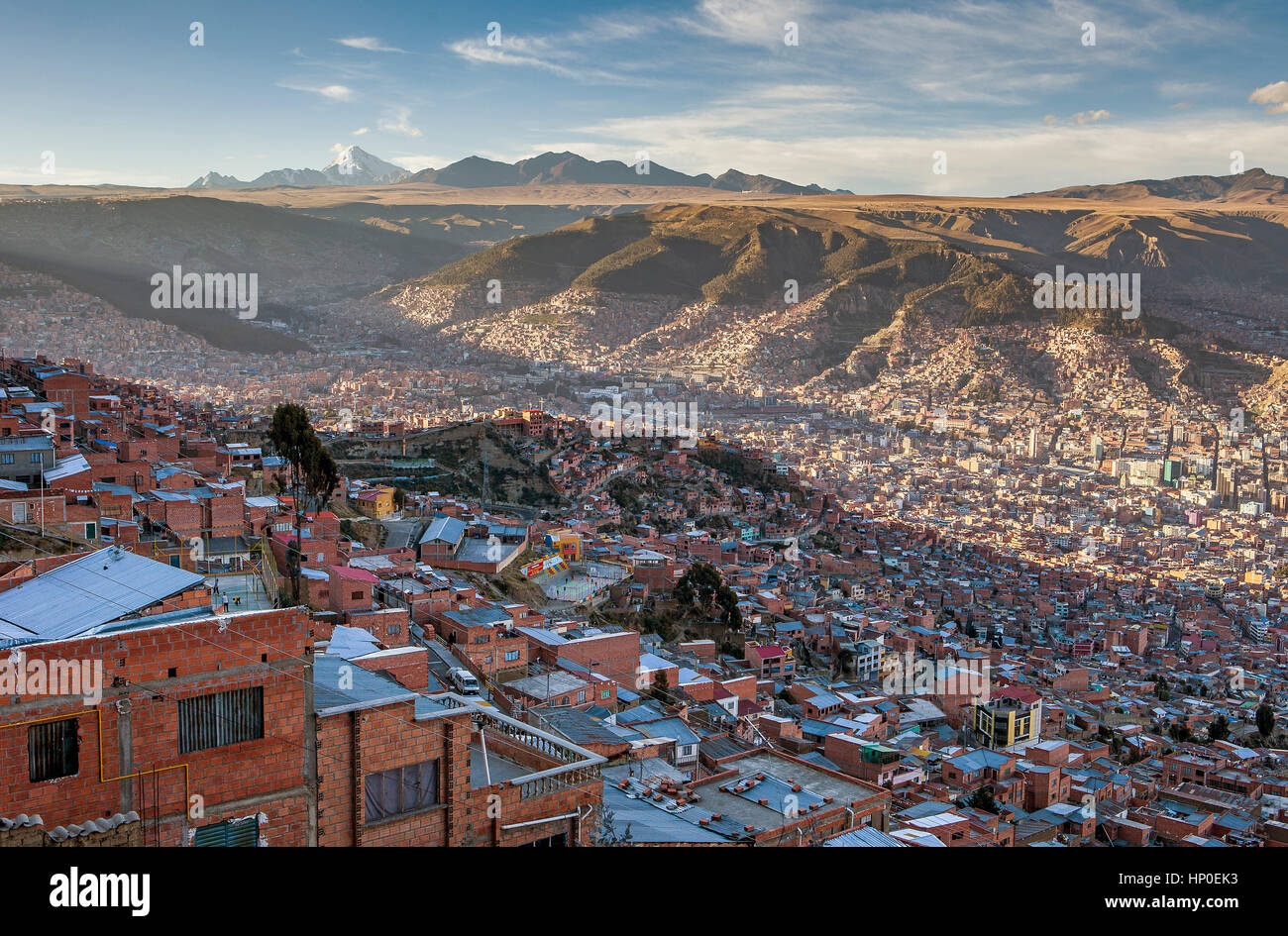 Vista panoramica di La Paz, da El Alto, sullo sfondo di Los Andes montagne, La Paz, Bolivia Foto Stock