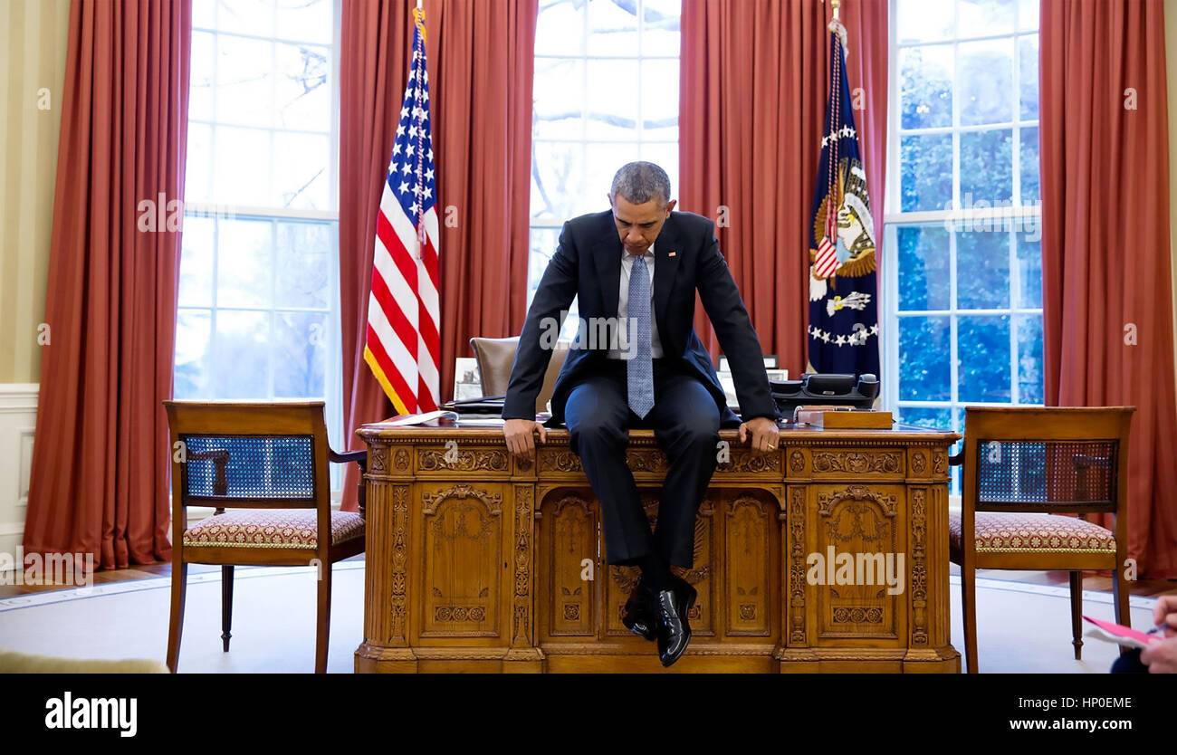 Il Presidente Barack sulla sua scrivania in ufficio ovale prima di una chiamata in conferenza con i leader europei il 23 febbraio 2016. Foto: Pete Souza/White House Foto Stock