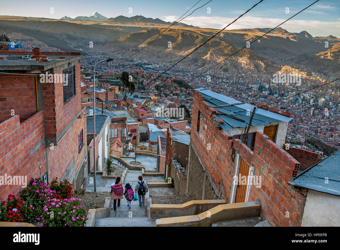 El Alto, sullo sfondo vista panoramica di La Paz e Los Andes montagne, La Paz, Bolivia Foto Stock
