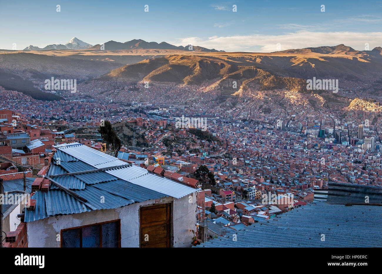Vista panoramica di La Paz, da El Alto, sullo sfondo di Los Andes montagne, La Paz, Bolivia Foto Stock