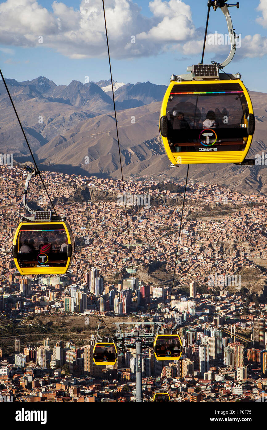 Vista panoramica della città, sullo sfondo le montagne di Los Andes, funivia per El Alto, la Paz, Bolivia Foto Stock