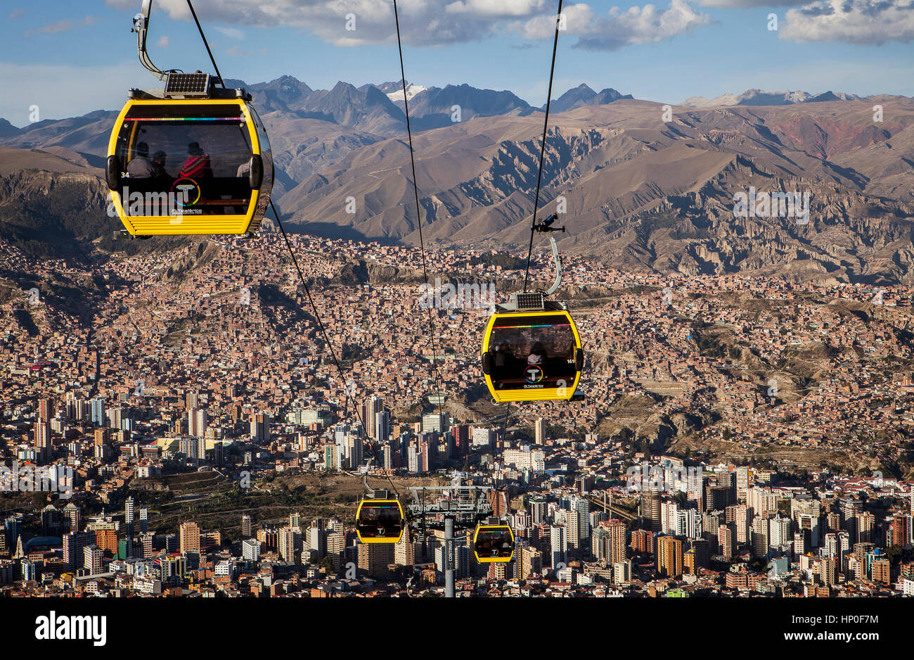 Vista panoramica della città, sullo sfondo le montagne di Los Andes, funivia per El Alto, la Paz, Bolivia Foto Stock