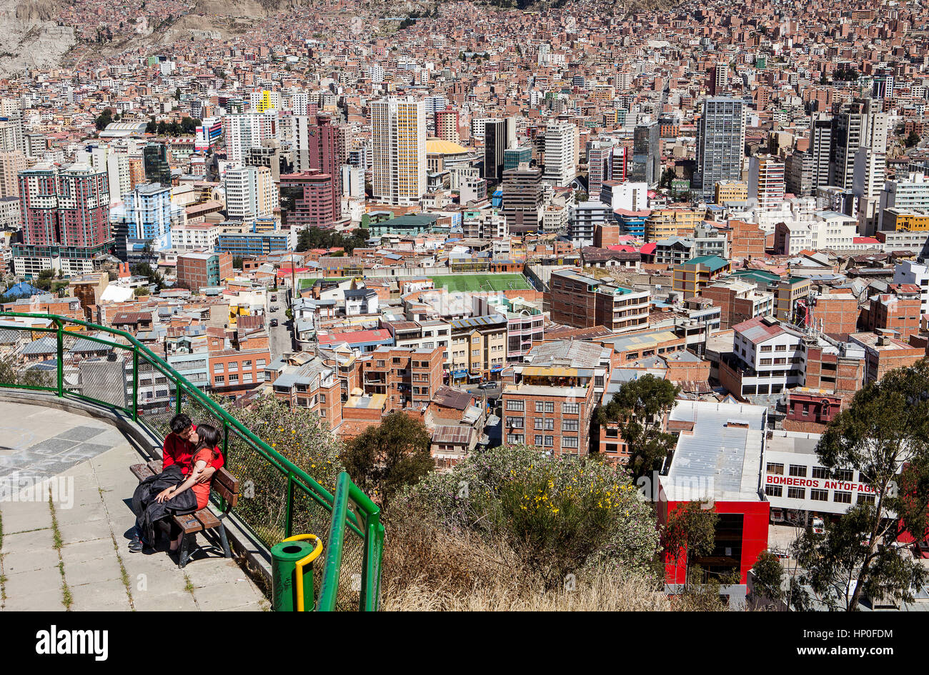 Gli Amanti bacio e la vista panoramica della città, La Paz, Bolivia Foto Stock