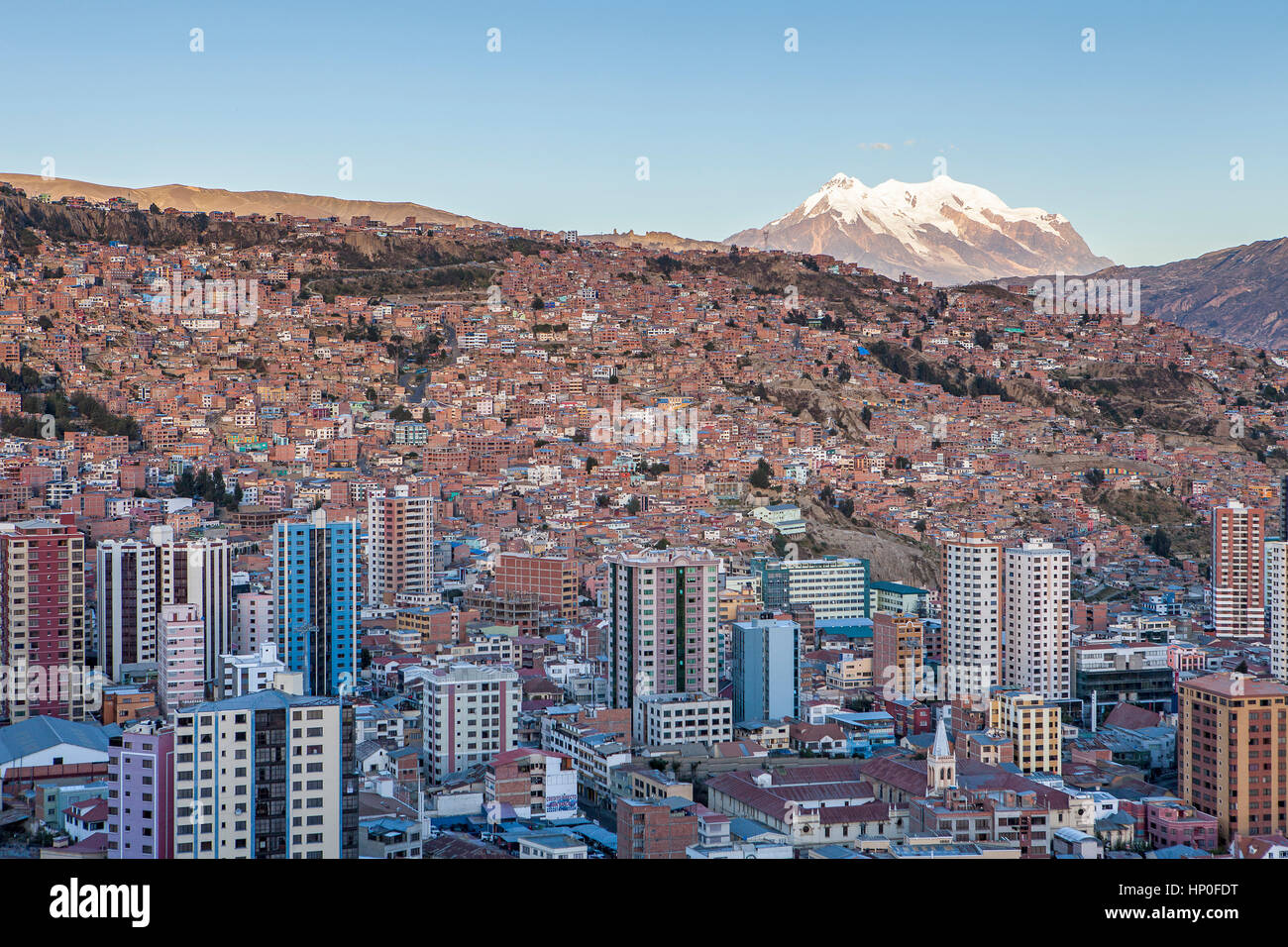 Vista panoramica della città, in background montagna Illimani 6462 m, La Paz, Bolivia Foto Stock