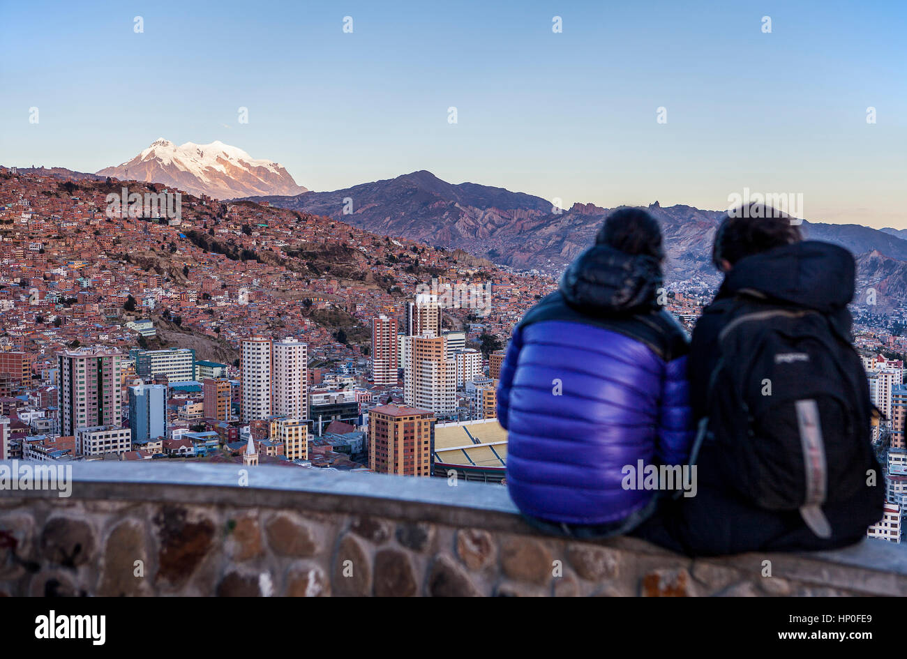 Giovane e vista panoramica della città, in background montagna Illimani 6462 m, La Paz, Bolivia Foto Stock
