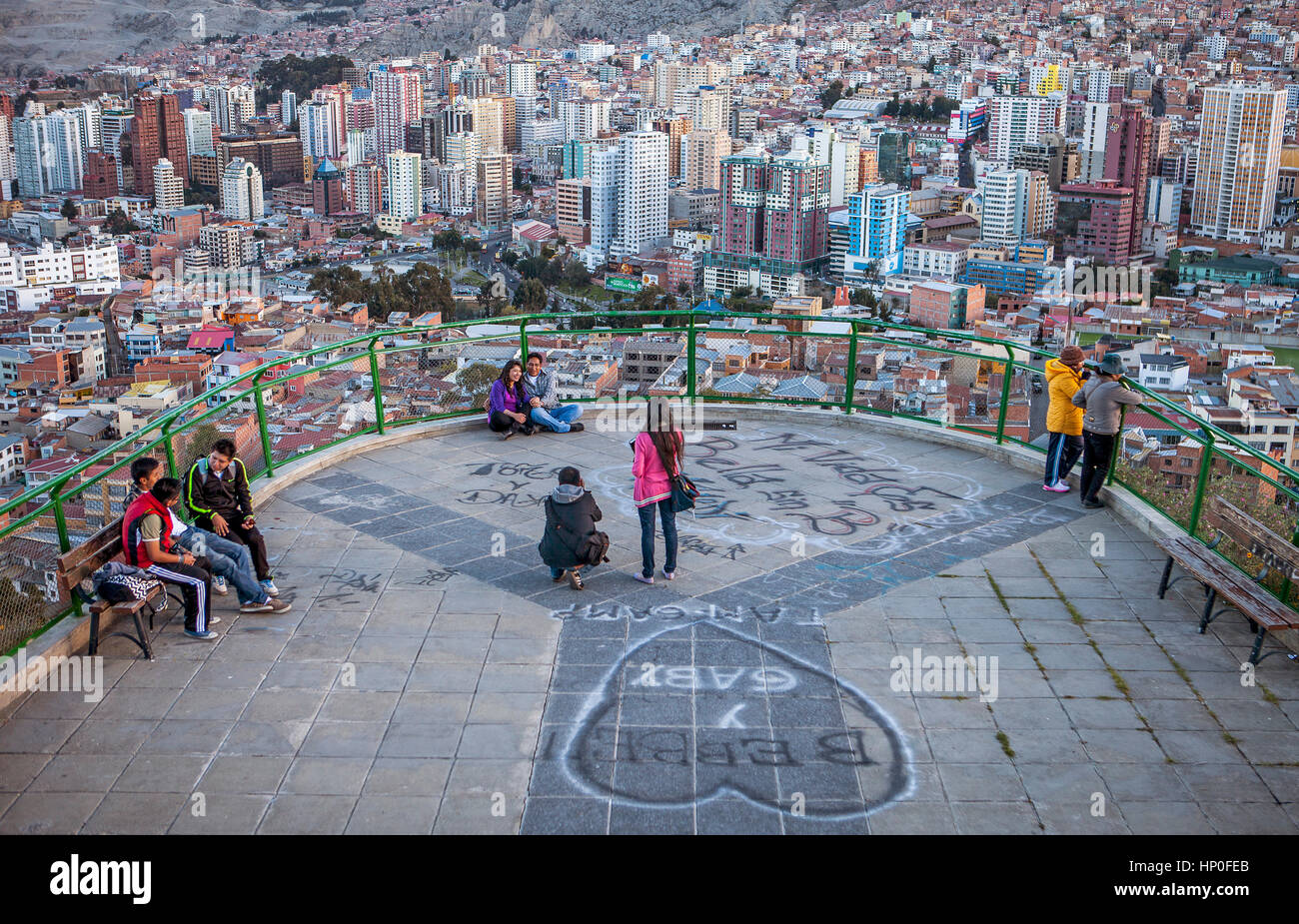Vista panoramica del centro cittadino da Killi Killi lookout, La Paz, Bolivia Foto Stock