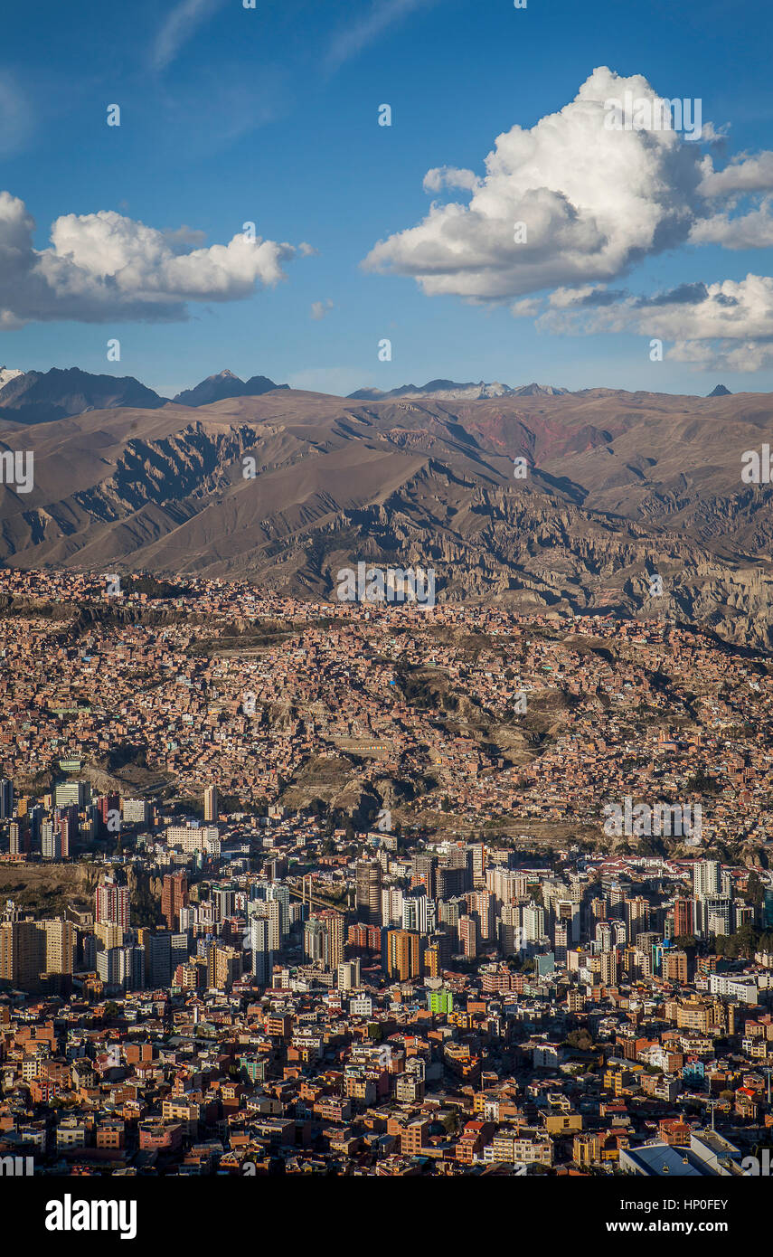 Vista panoramica della città, sullo sfondo di Los Andes montagne, La Paz, Bolivia Foto Stock