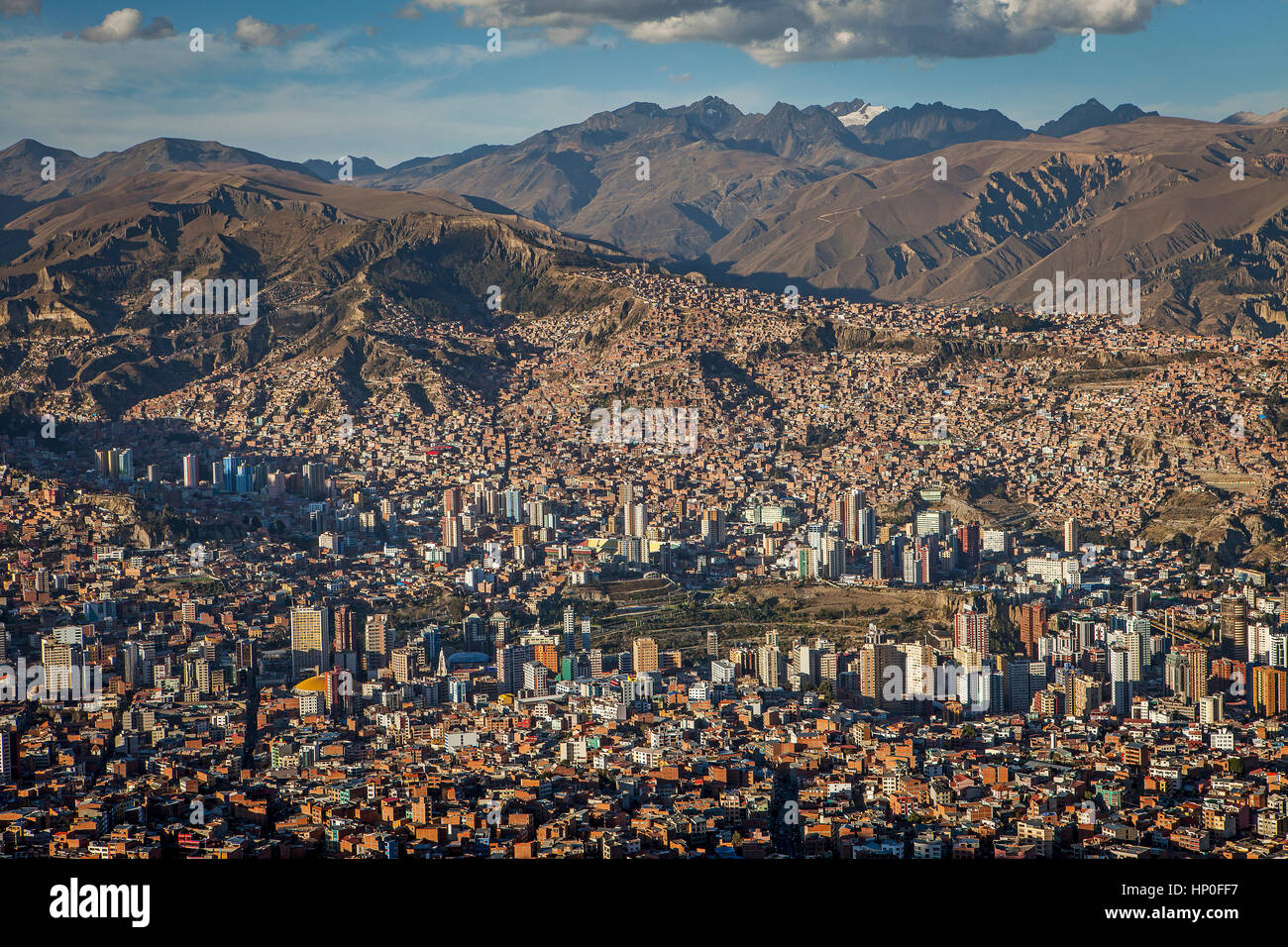 Vista panoramica della città, sullo sfondo di Los Andes montagne, La Paz, Bolivia Foto Stock