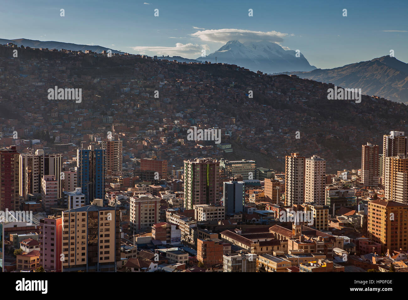 Vista panoramica della città, in background montagna Illimani 6462 m, La Paz, Bolivia Foto Stock