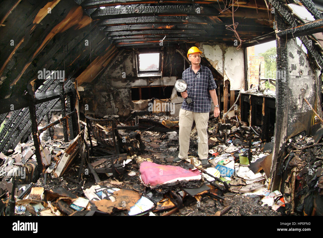 Bill Sweetnam nella sua casa in Sneyd Park, Bristol, Regno Unito, che fu gravemente danneggiato da un incendio Foto Stock