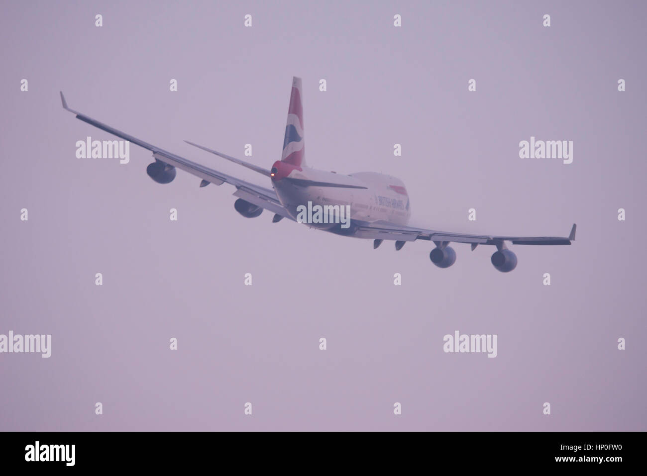 British Airways Boeing 747 Jumbo Jet arrampicata in cloud pesante dopo il decollo dall'Aeroporto di Londra Heathrow Foto Stock