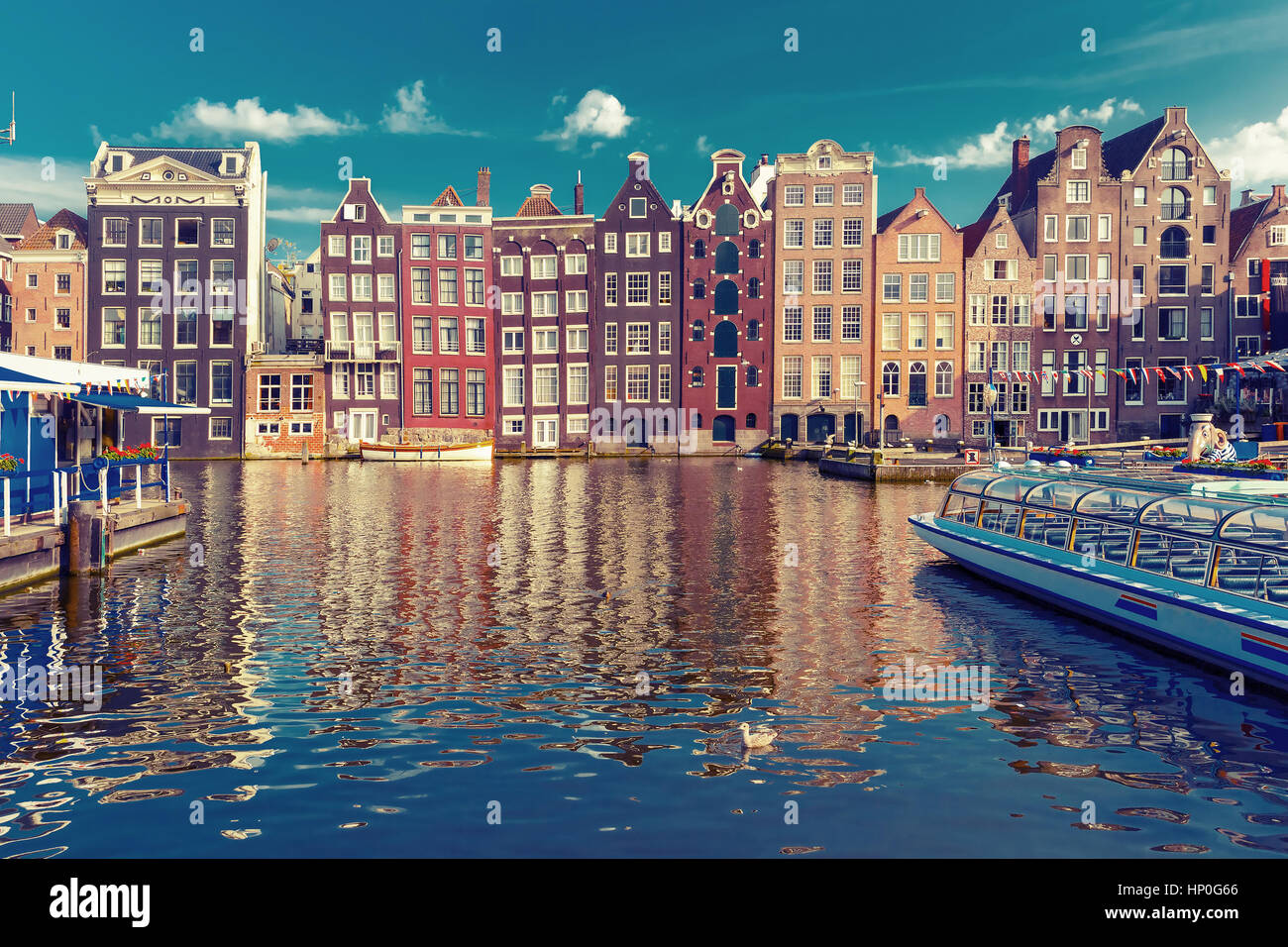 La danza di case a canale di Amsterdam Damrak, Holland, Paesi Bassi. Foto Stock