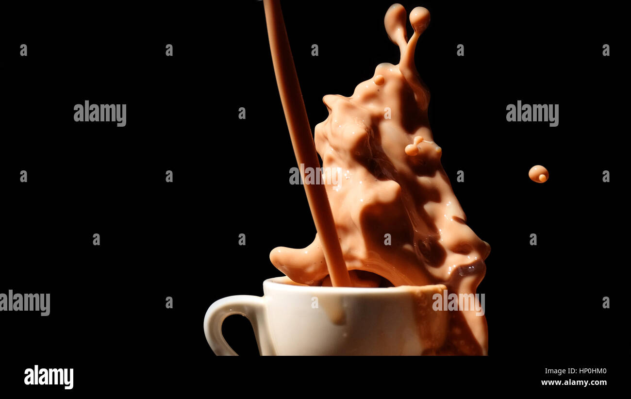 Schizzi di latte / Cioccolato al latte è di cacao zuccherato-latte aromatizzato. Essa può essere creata mediante la miscelazione di sciroppo al cioccolato con latte. Foto Stock