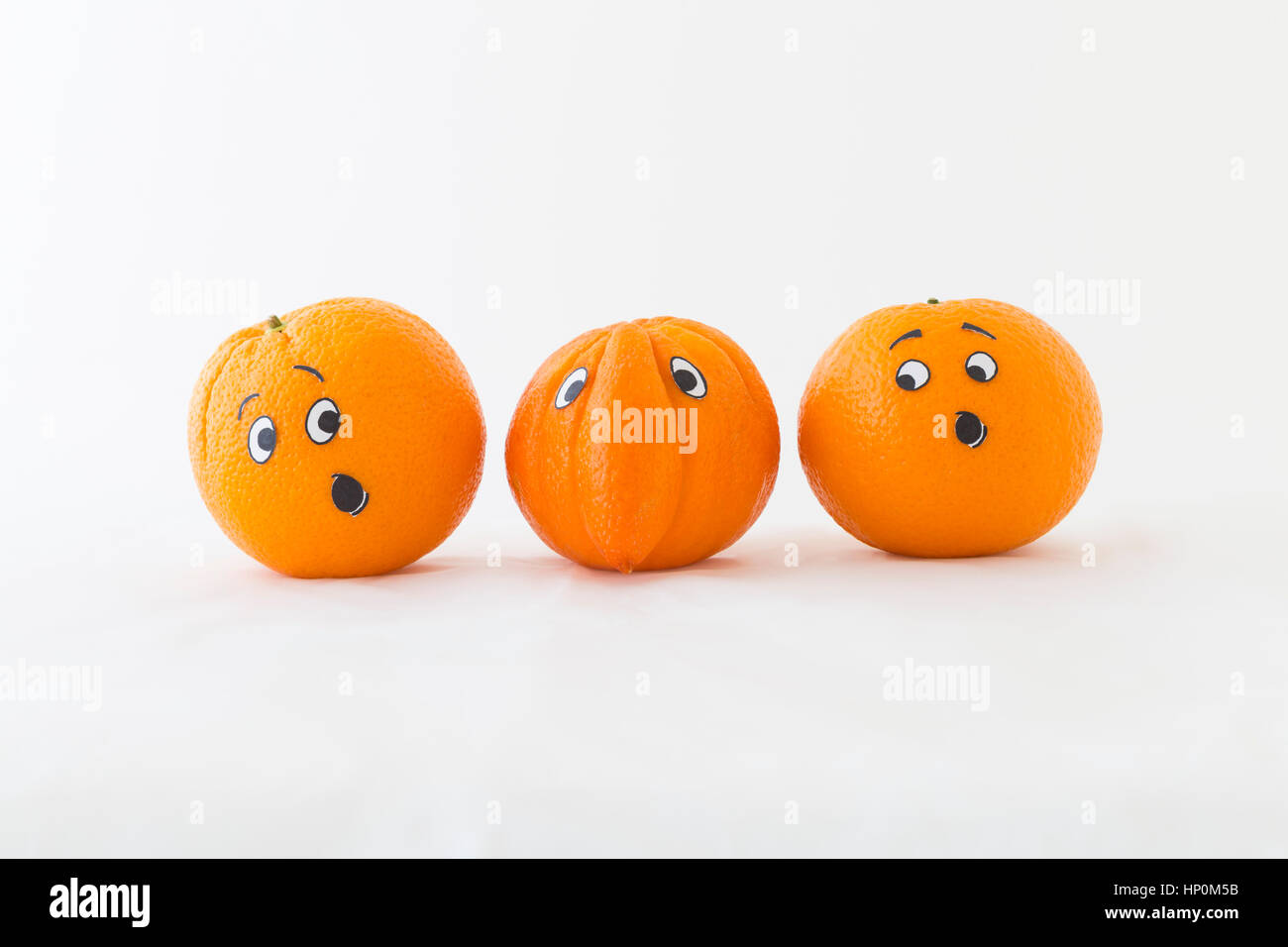 Arance fresche con facce buffe davanti a uno sfondo bianco. Uno arancione  ha un enorme naso Foto stock - Alamy
