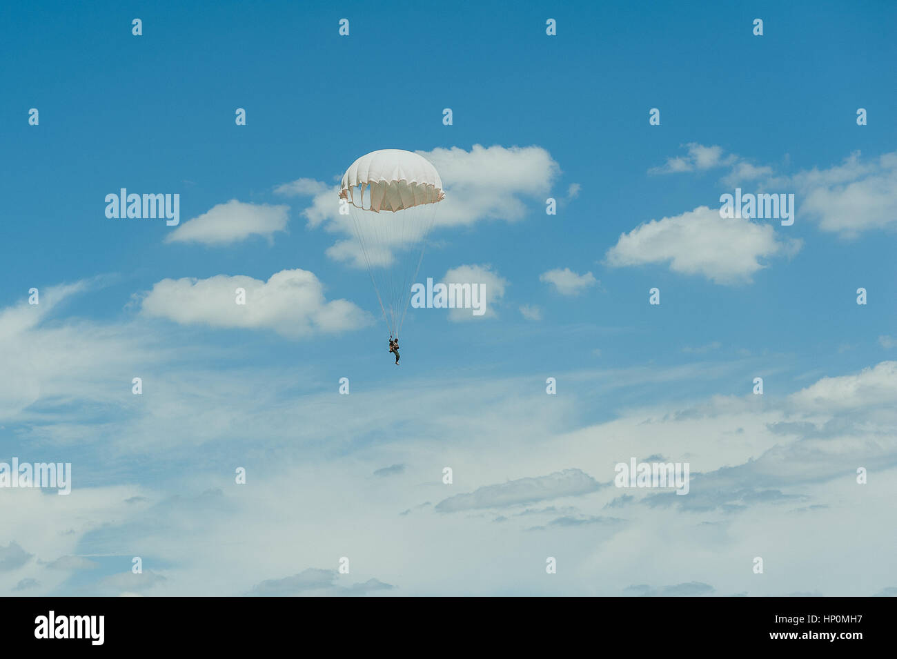 Paracadutismo acrobatico con il velivolo biplano nel cielo flying club istruttore Foto Stock