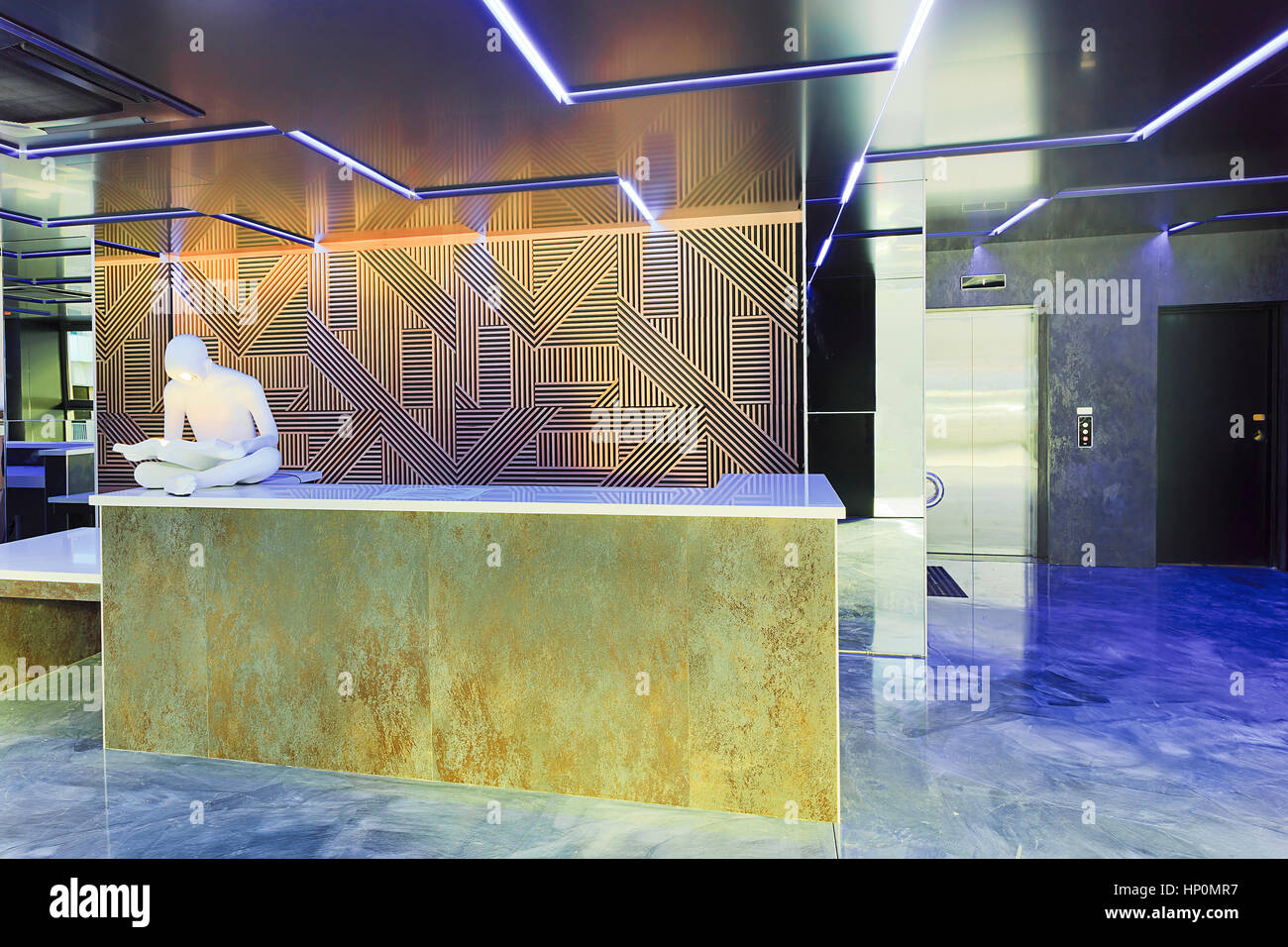 Banco di ricevimento nella lobby e di lusso moderno edificio di alloggi, in attesa di fornire il servizio in eleganti interni. Foto Stock