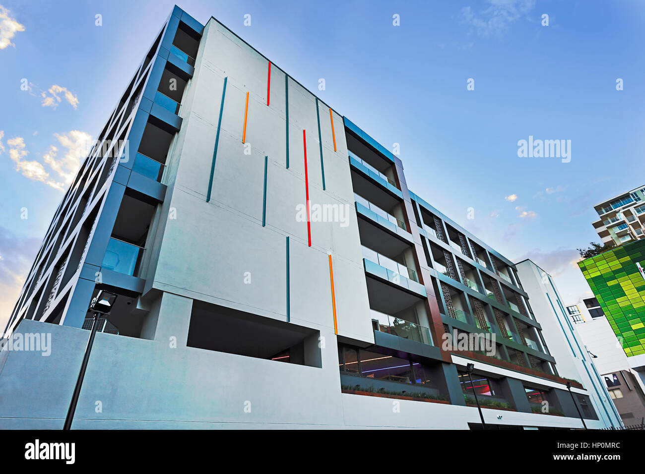 Alto edificio di nuovo e moderno design contemporaneo in inner west sobborgo di Sydney contro blu cielo chiaro su un giorno d'estate. Foto Stock