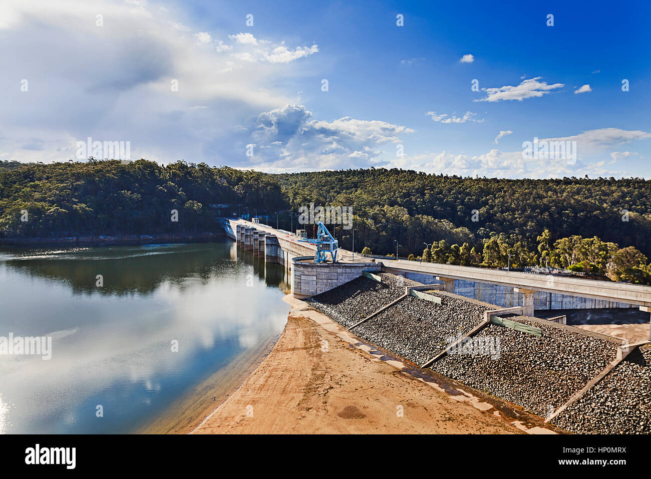 Warragamba diga sul fiume Neapen a ovest di Sydney come parte di Sydney bacino idrografico. Pulite e fresche acque salutari per enormi megapolis in corrispondenza del bordo di blu Foto Stock