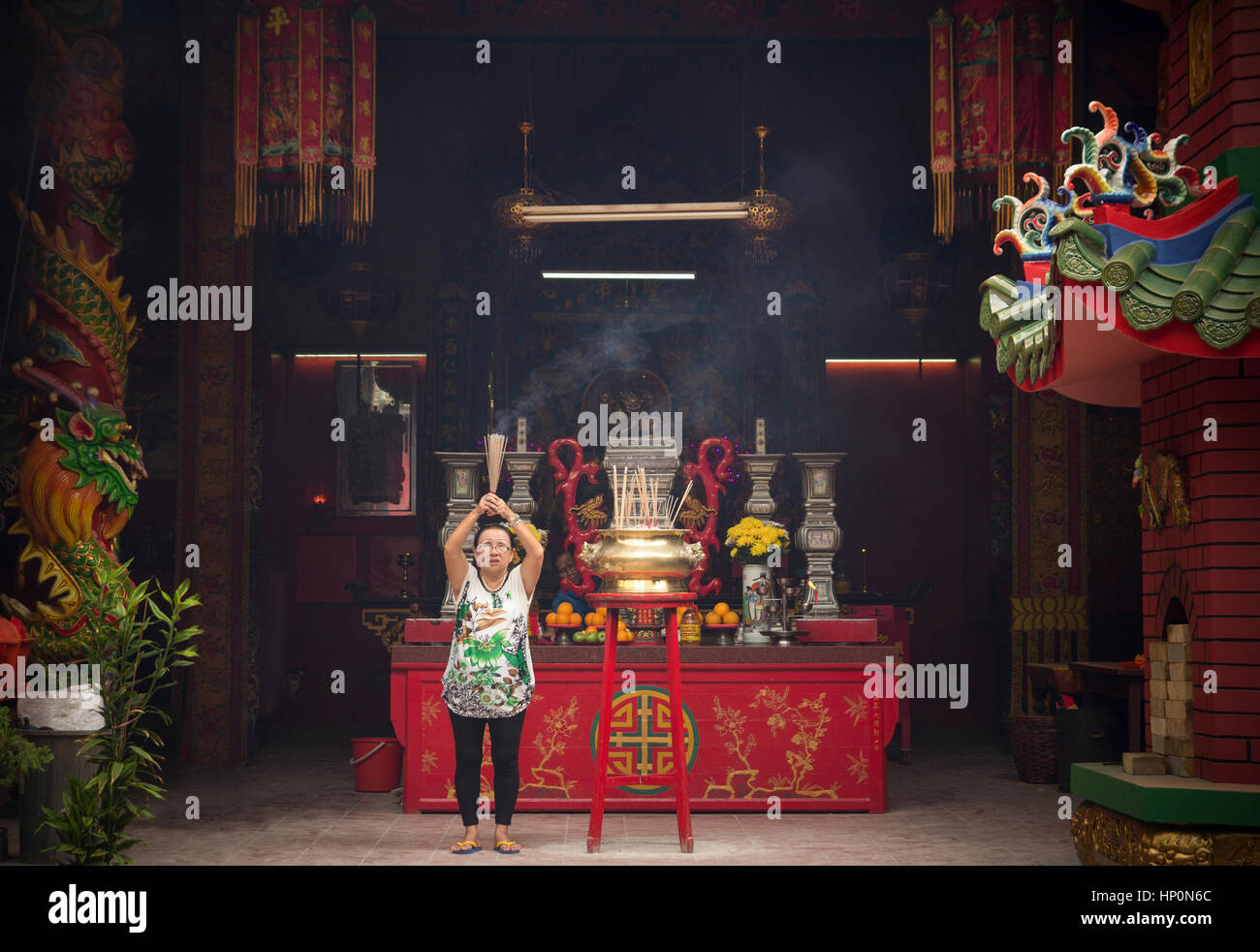 Kuala Lumpur, Malesia - 9 novembre: donna bruciare bastoncini di incenso per gli antenati nel tempio cinese il 9 novembre 2014 a Kuala Lumpur in Malesia Foto Stock